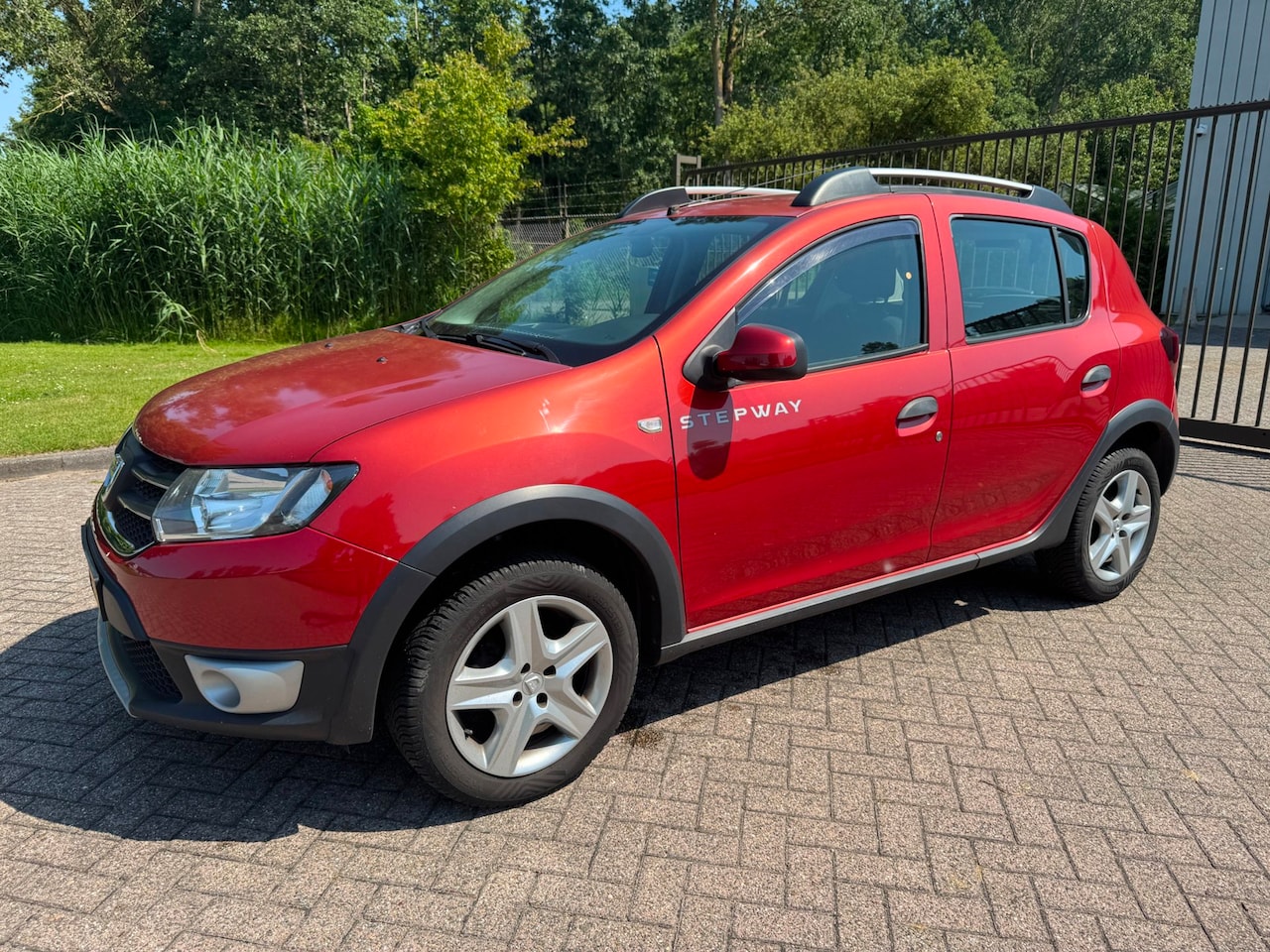 Dacia Sandero Stepway - 0.9 TCe Lauréate/CLIMA/CRUISE/NAVI/BLUETOOTH/PARKEERSENSOREN - AutoWereld.nl