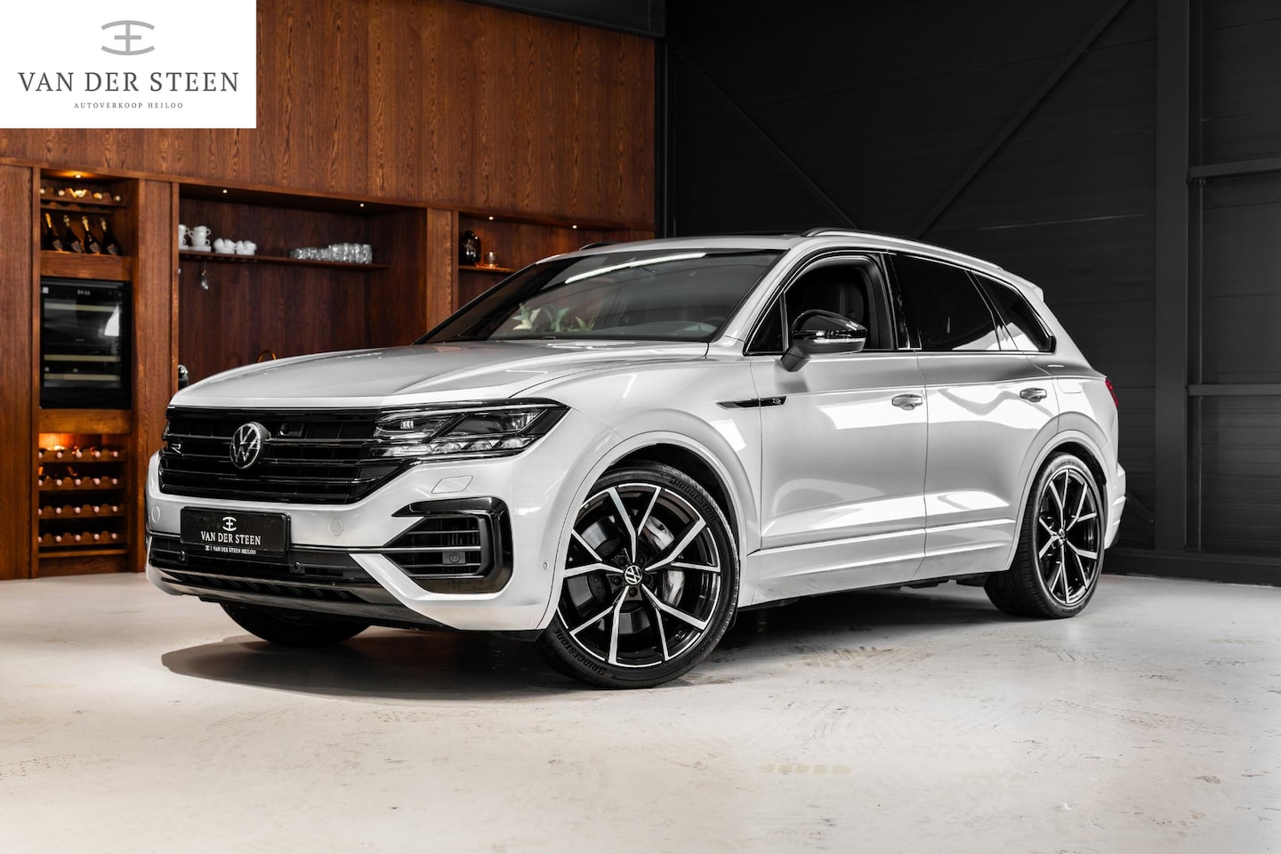 Volkswagen Touareg - 3.0 TSi 4MOTION R Pano | Trekhaak - AutoWereld.nl