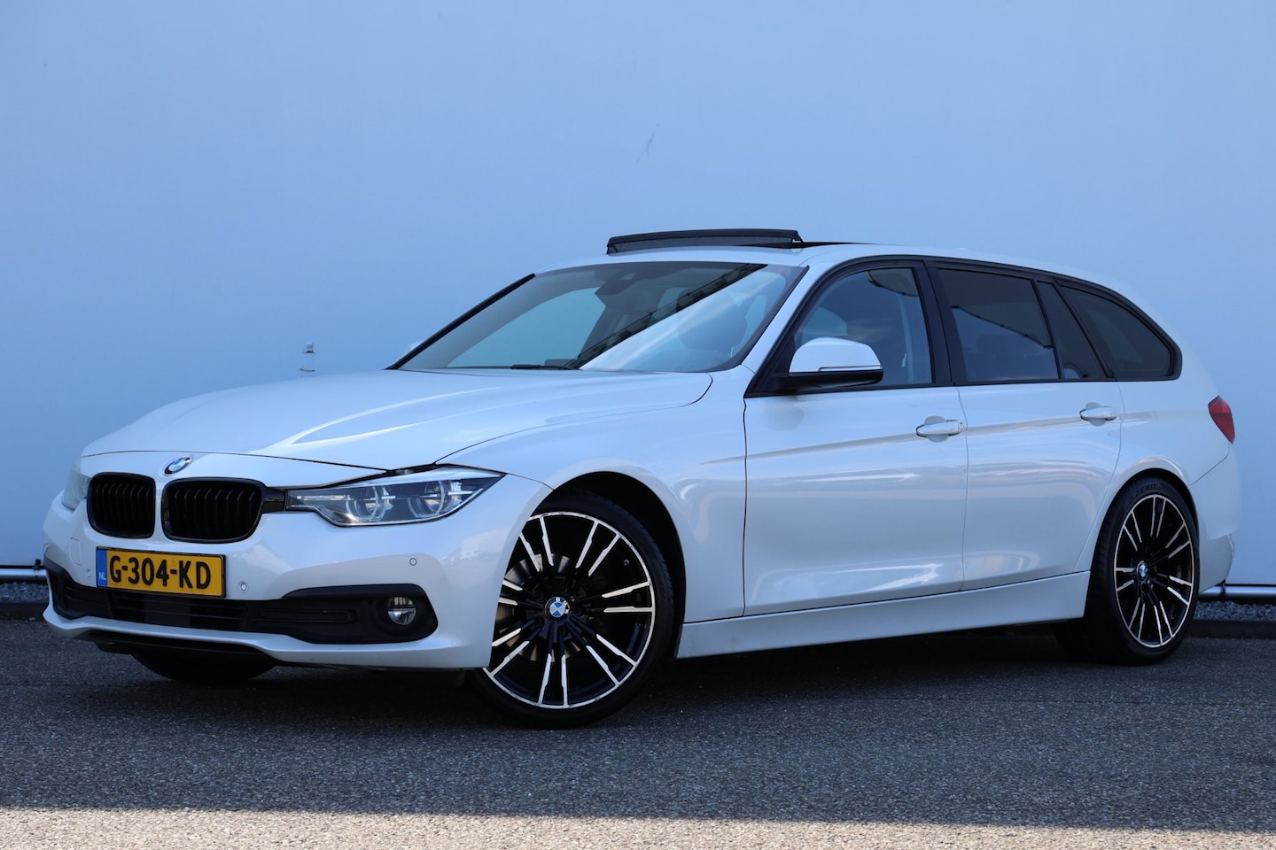 BMW 3-serie Touring - 320d HANDEL/EXPORT | panoramadak | head-up | keyless entry | adap. cruise | rijstrooksenso - AutoWereld.nl