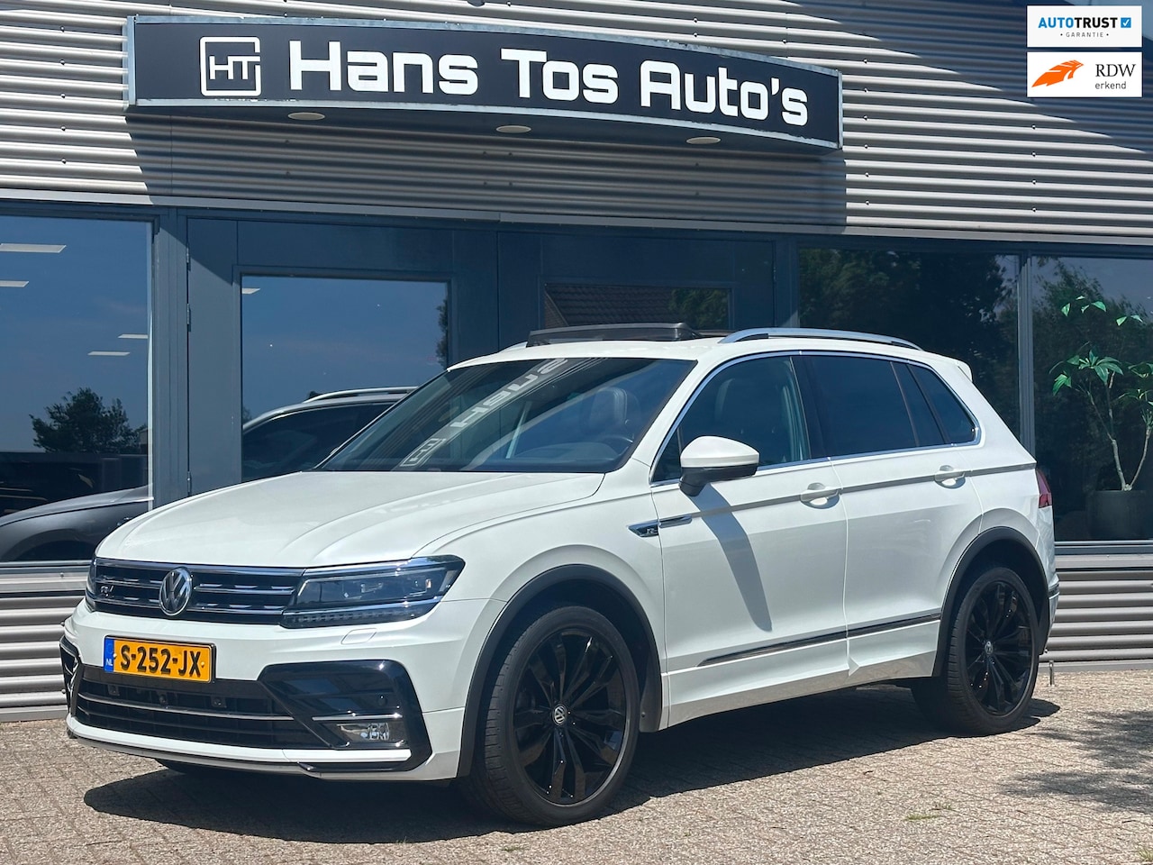 Volkswagen Tiguan - 2.0 TSI 4Motion R-Line Highline / PANO / 360 Camera / HUD / 20"/ Trekhaak - AutoWereld.nl