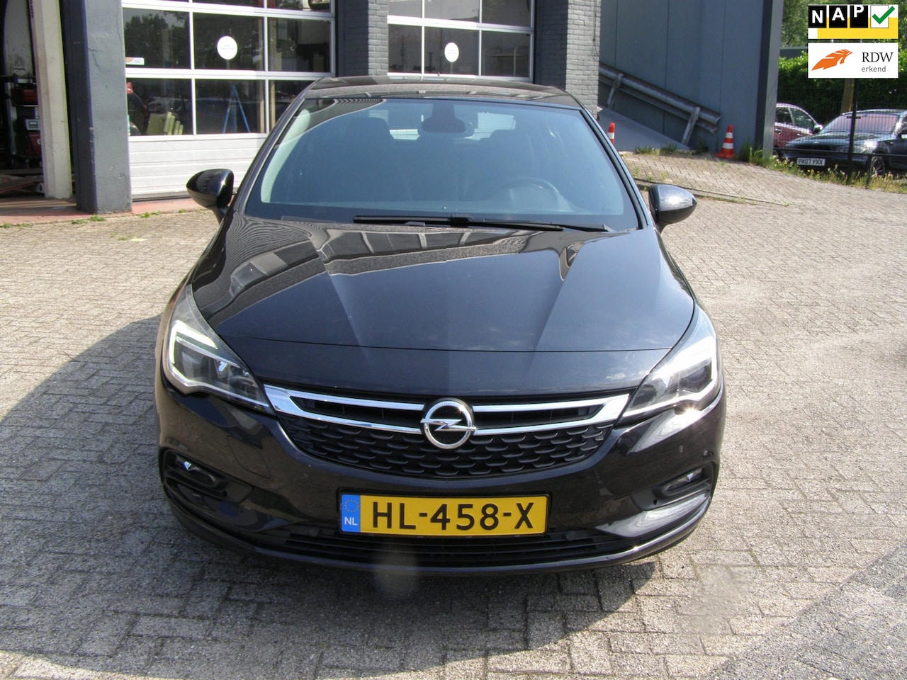 Opel Astra - 1.0 Business+ met leren bekleding en apple carplay/android radio - AutoWereld.nl