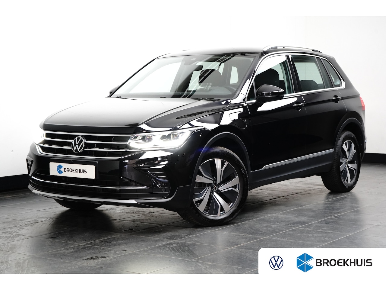 Volkswagen Tiguan - Elegance eHybrid 1.4 TSI 245 PK | Achteruitrijcamera met 360° Surround View | Matrix-LED-k - AutoWereld.nl