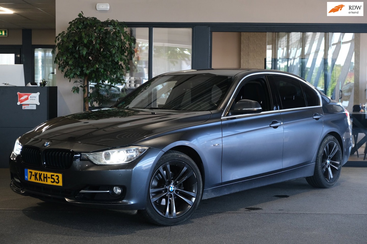 BMW 3-serie - 320i Executive 184PK Airco Navi PDC - AutoWereld.nl