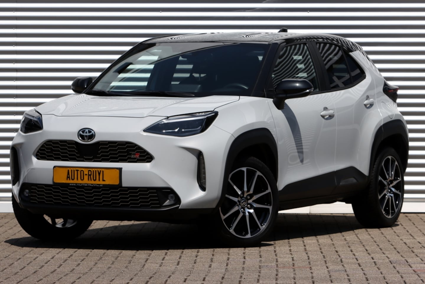 Toyota Yaris Cross - 1.5 Hybrid GR Sport Ceramic Gray Metallic - AutoWereld.nl