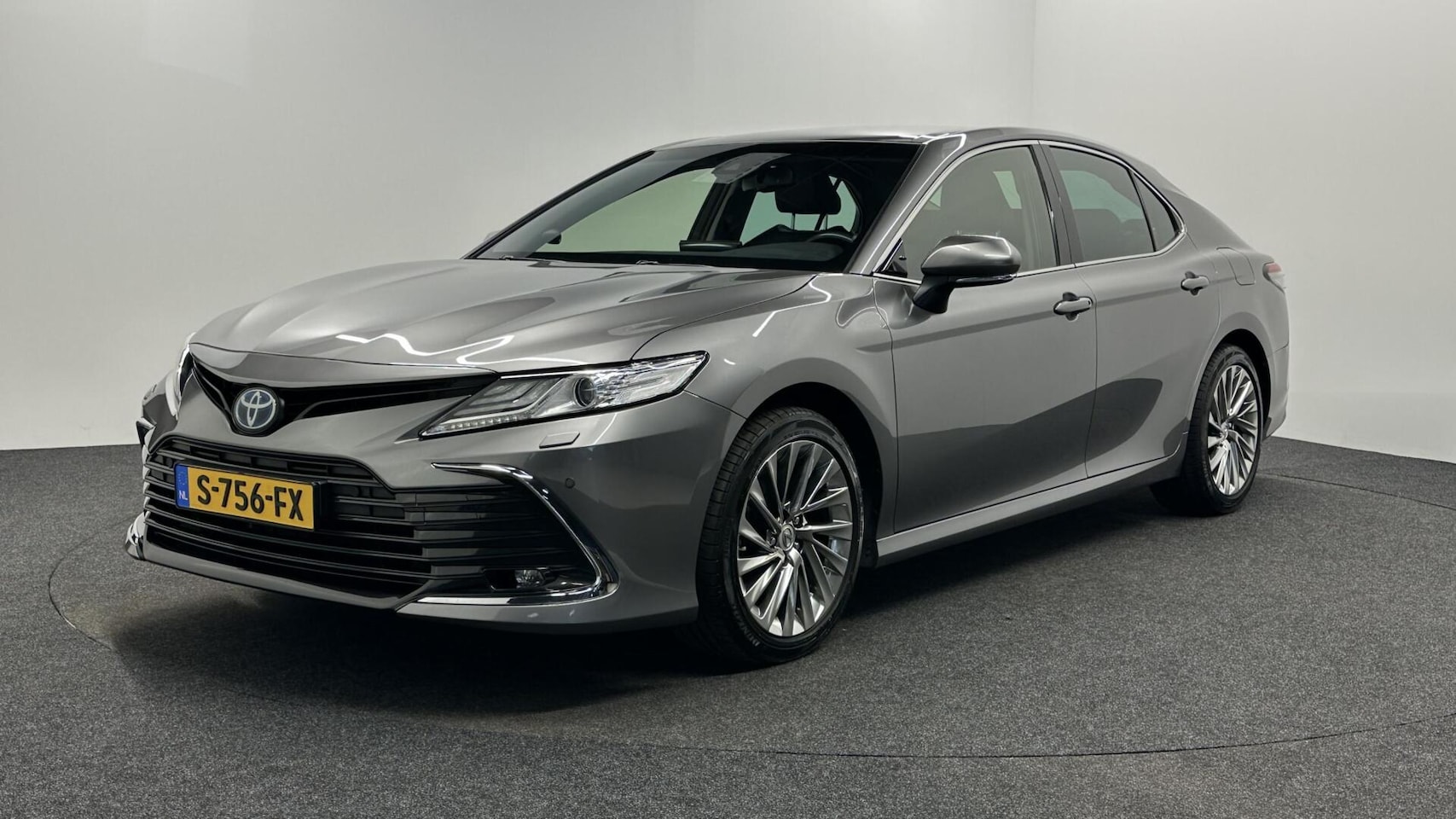 Toyota Camry - 2.5 Hybrid Business Intro CAMERA CARPLAY NAVI LEER ECC ADAPTIEF CRUISE. - AutoWereld.nl