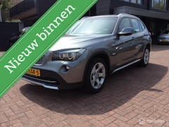 BMW X1 - sDrive18i Automaat Sportinter Airco 17"LM vlg Nap Dakr