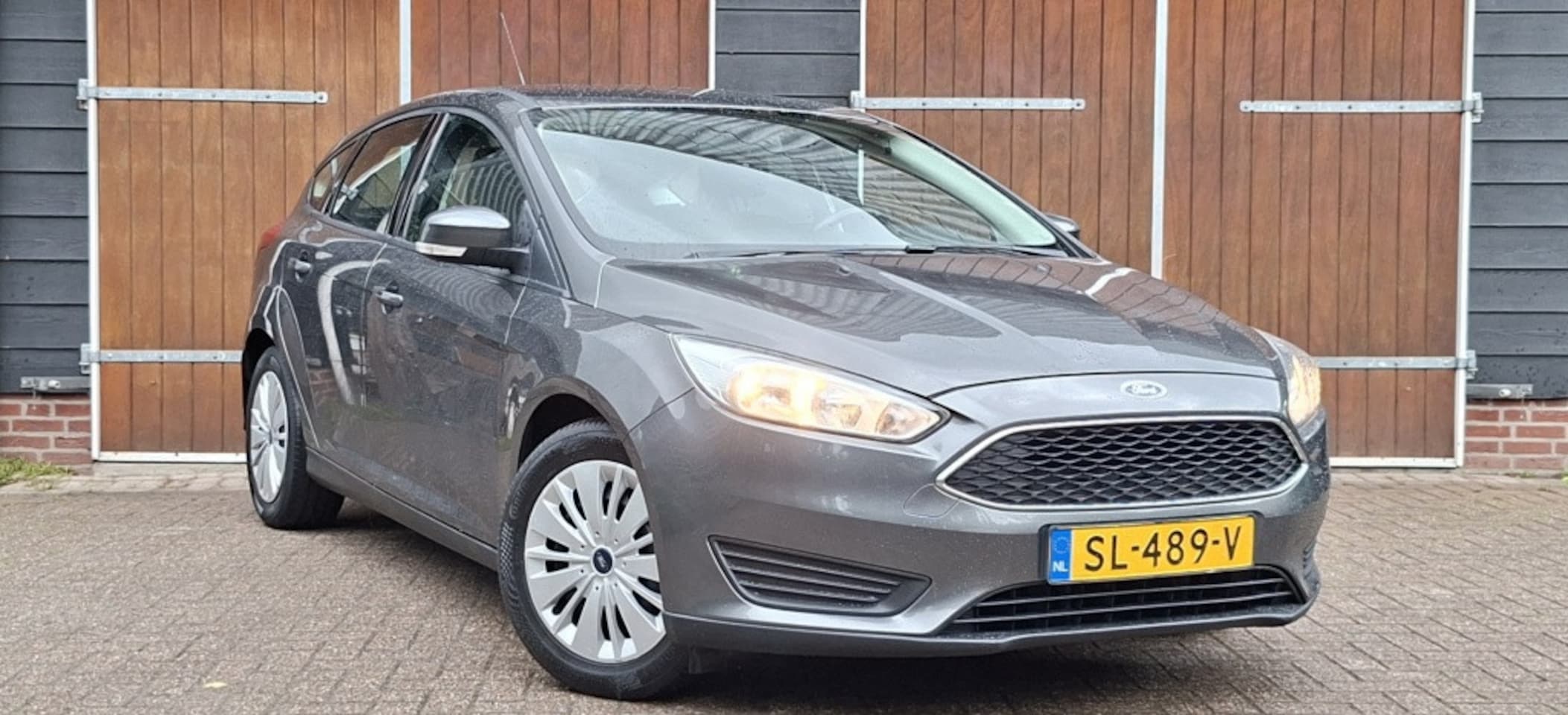 Ford Focus - 1.0 Ambiente | Trekhaak | Airco | ISO fix | 5 deurs - AutoWereld.nl