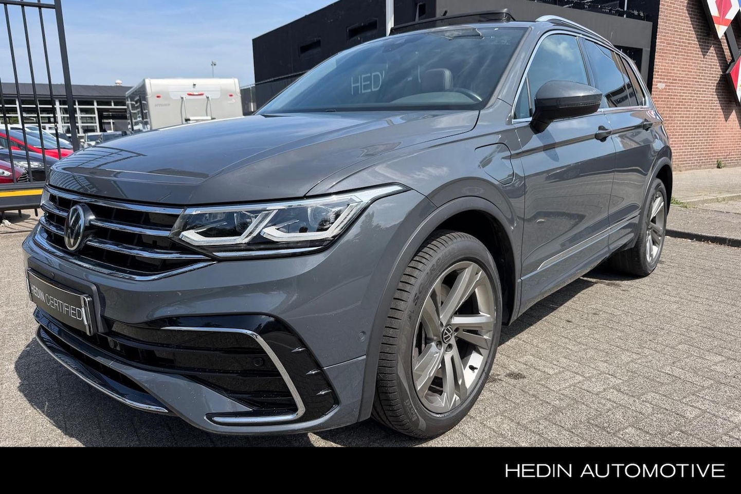 Volkswagen Tiguan - 1.4 TSI eHybrid R-Line Business+ | Panoramadak | 360° Camera | Winter Pakket - AutoWereld.nl
