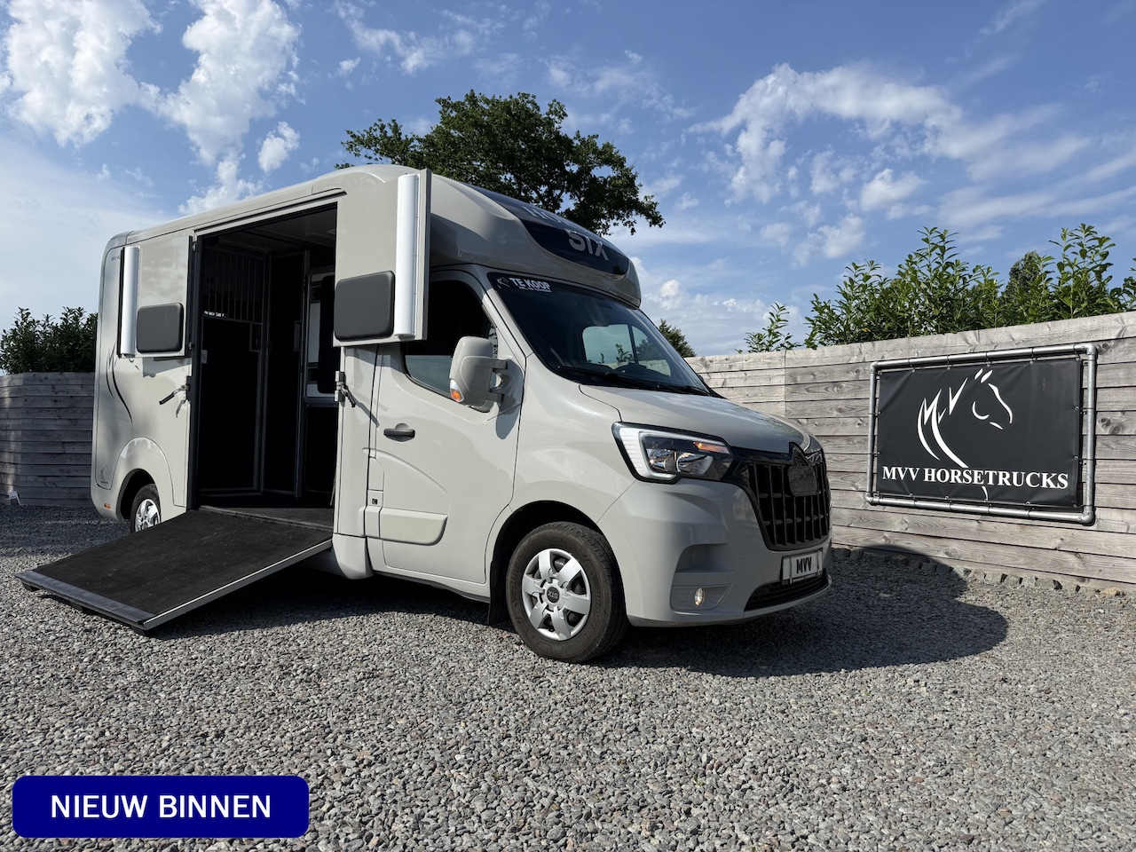 Renault Master - | HORSETRUCK | STX | STALLION 3XL | 2023 | 165PK | HENGST | 3-SEAT | 47.500KM | MANUEL | L - AutoWereld.nl