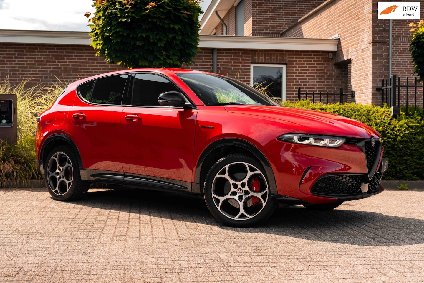 Alfa Romeo Tonale - 1.3T PHEV Veloce 280 PK Keyless Adaptive Camera Sfeerverlichting 19'' - AutoWereld.nl