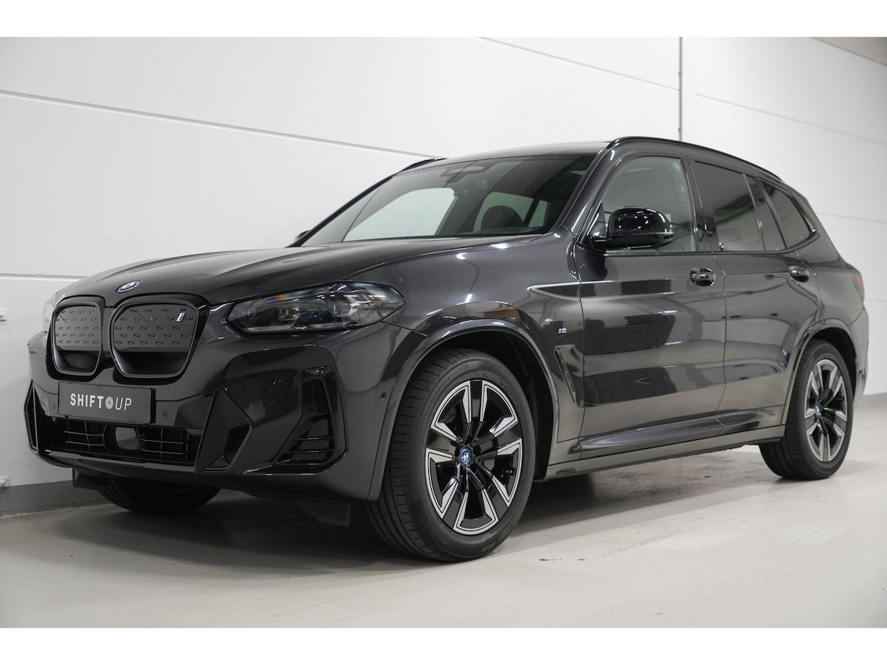 BMW iX3 - Executive 80 kWh M-Sport | Panoramadak | Elektr. Trekhaak | Driving Assistant Professional - AutoWereld.nl
