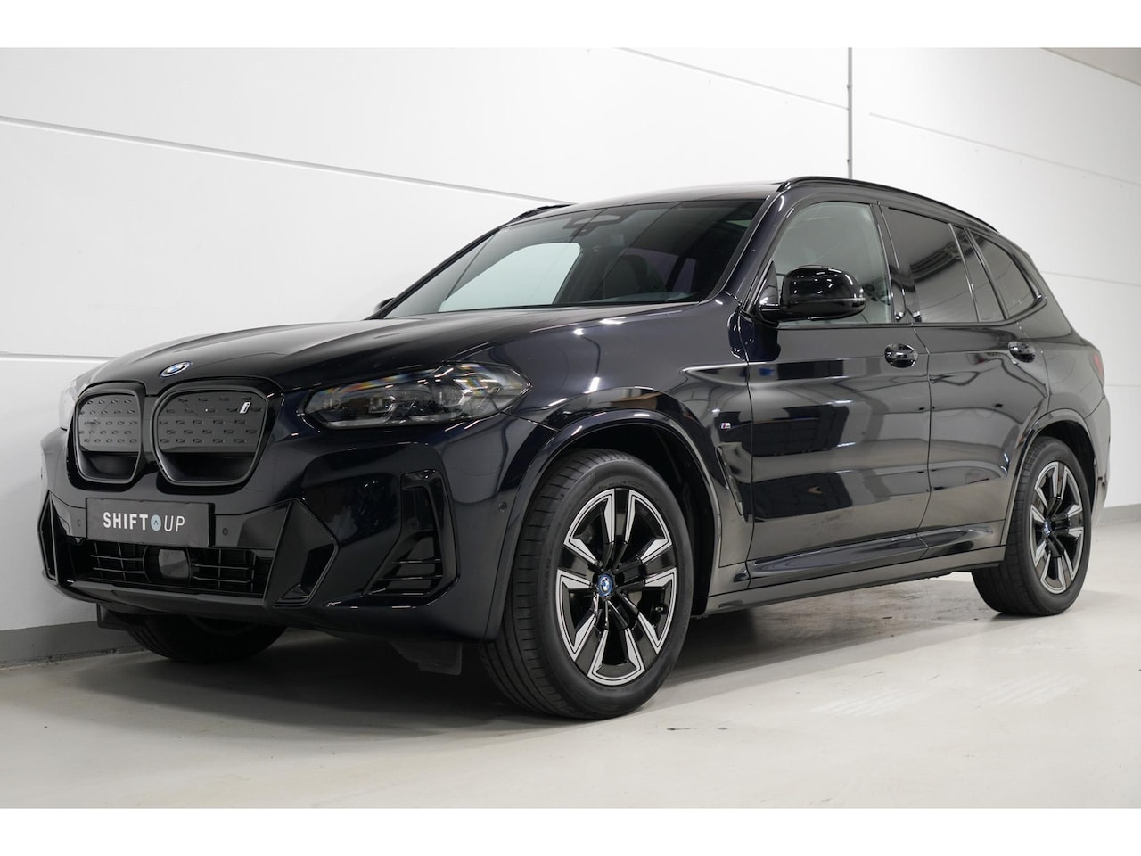 BMW iX3 - Executive 80 kWh M-Sport | Panoramadak | Elektr. Trekhaak | Driving Assistant Professional - AutoWereld.nl
