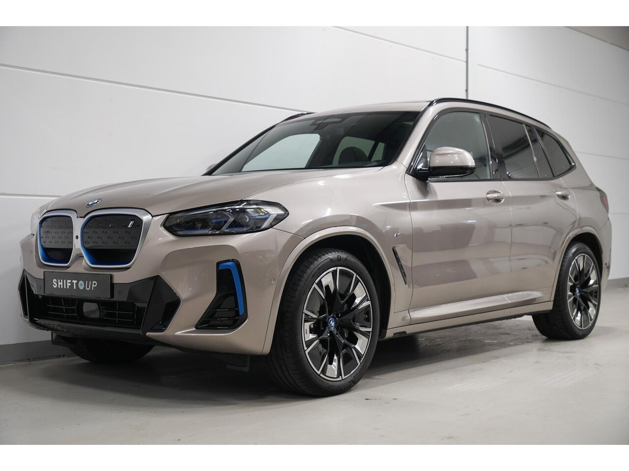 BMW iX3 - Executive 80 kWh M-Sport | Panoramadak | Harman Kardon | Head Up - AutoWereld.nl
