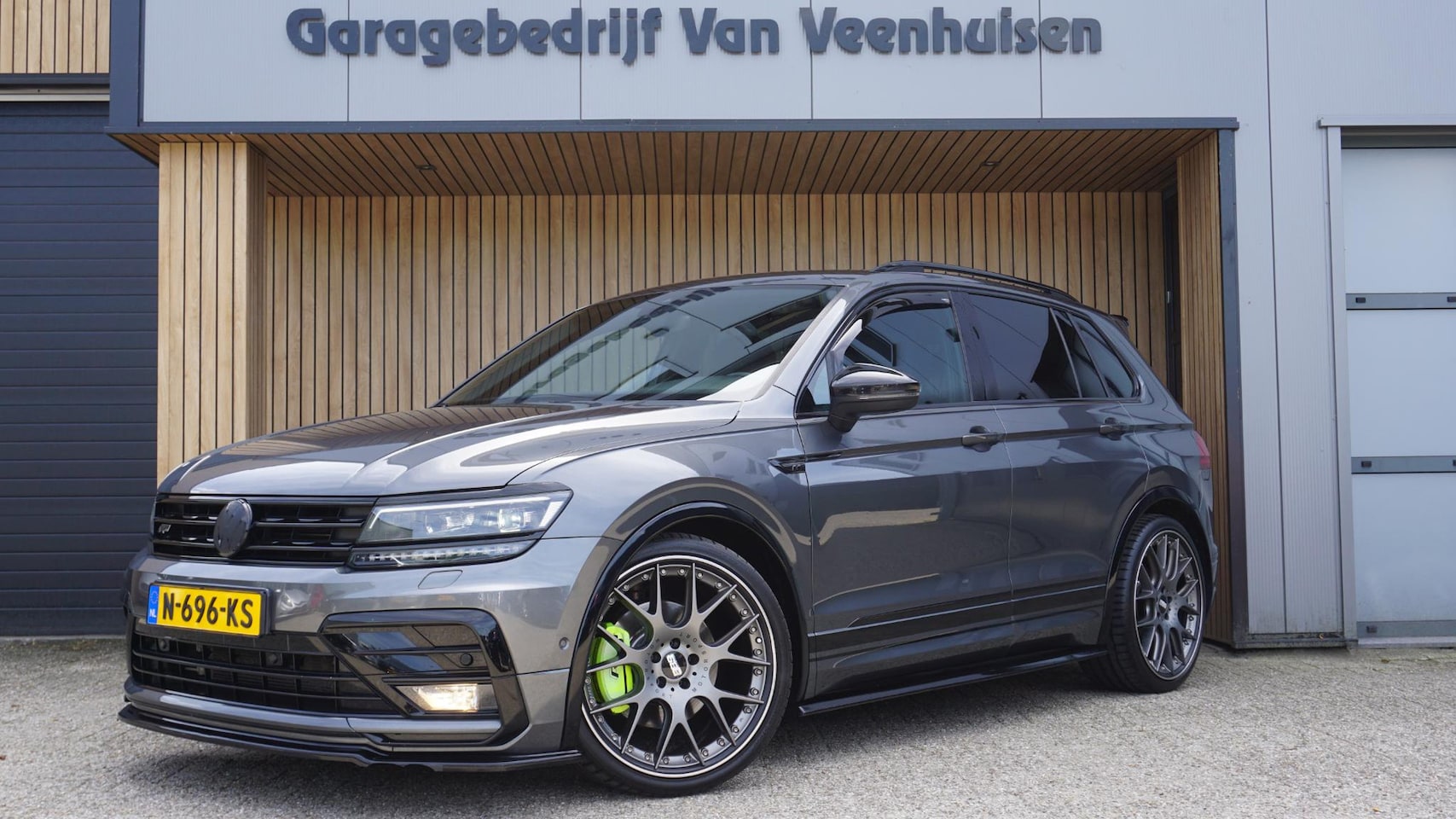 Volkswagen Tiguan - 2.0 TSI 221pk 4Motion DSG R-Line *Eyecatcher* 21inch BBS Motorsport Verlaagd By KW Black O - AutoWereld.nl