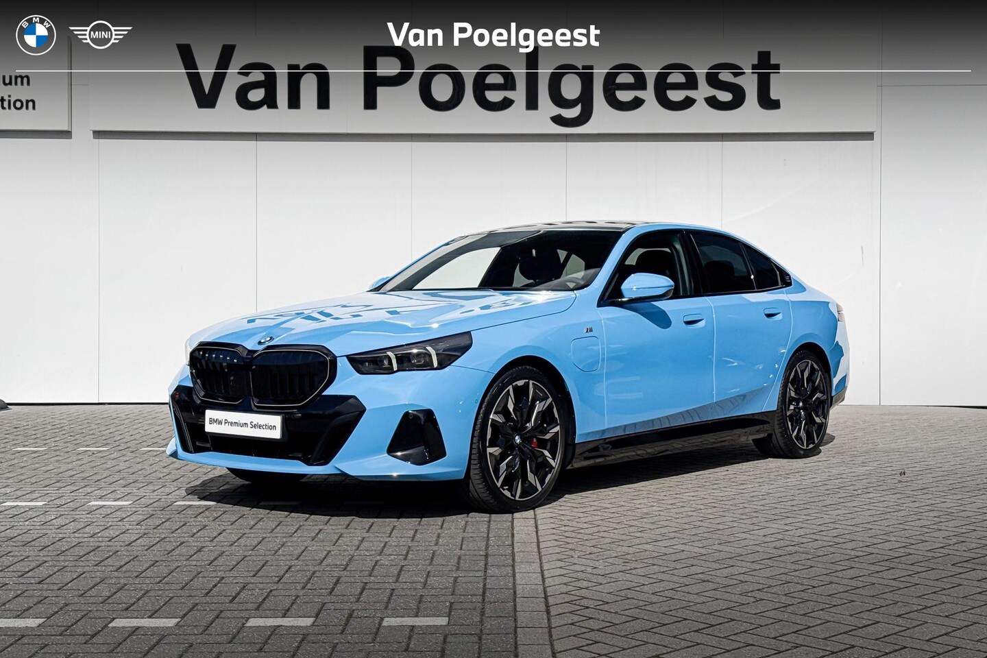 BMW 5-serie - Sedan 550e xDrive M Sport | Indivual Rivierablau - AutoWereld.nl