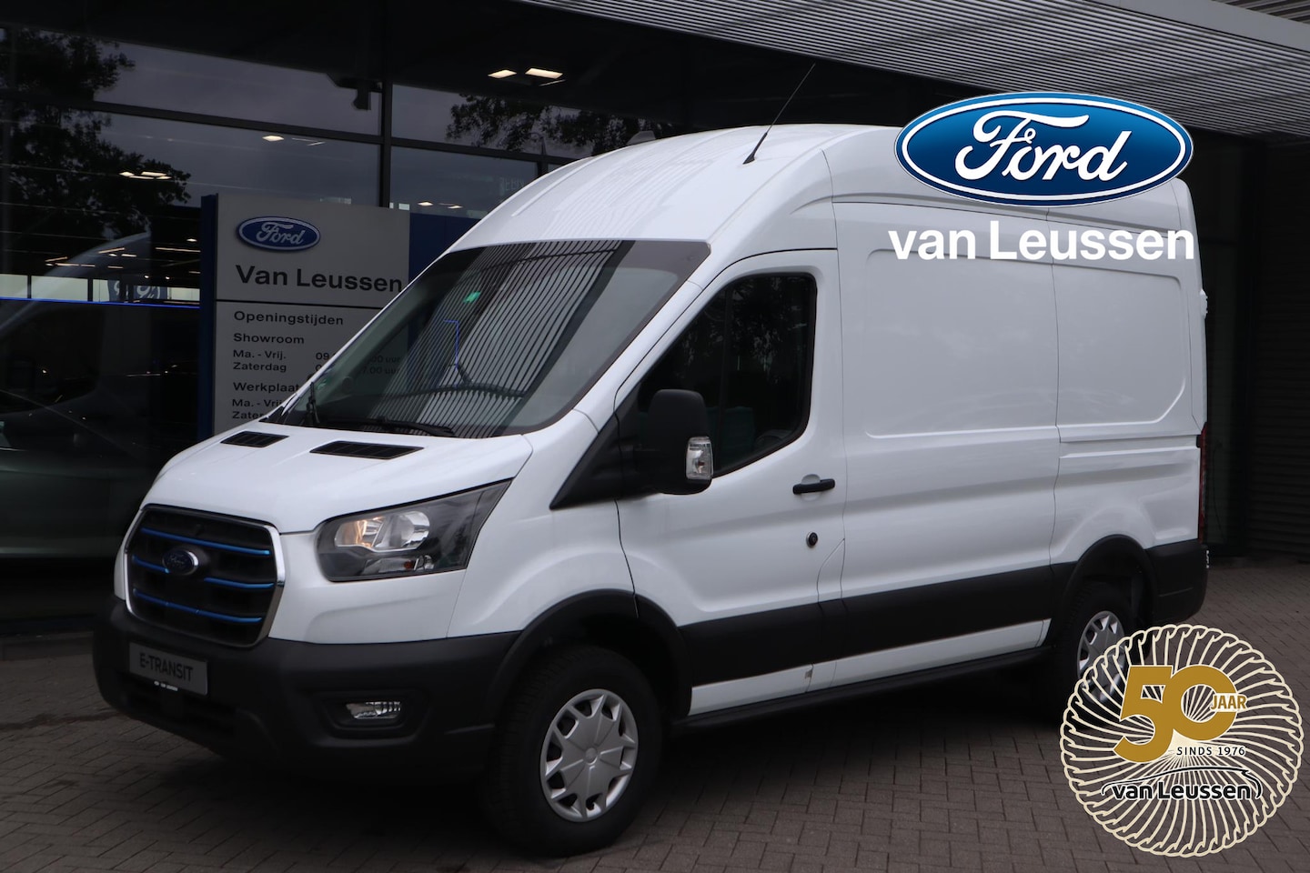 Ford E-Transit - 350 L2H3 TREND 68KWH 3-PERS STOELVERW. P-SENSOREN ALL-SEASON 4-JAAR/100.000KM FABR.GARANTI - AutoWereld.nl