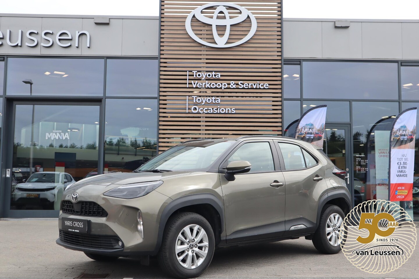 Toyota Yaris Cross - 115 HYBRID DYNAMIC STOEL/STUURVERW BLIND-SPOT PARK-SENSOREN CAMERA AD-CRUISE CLIMA APPLE/A - AutoWereld.nl