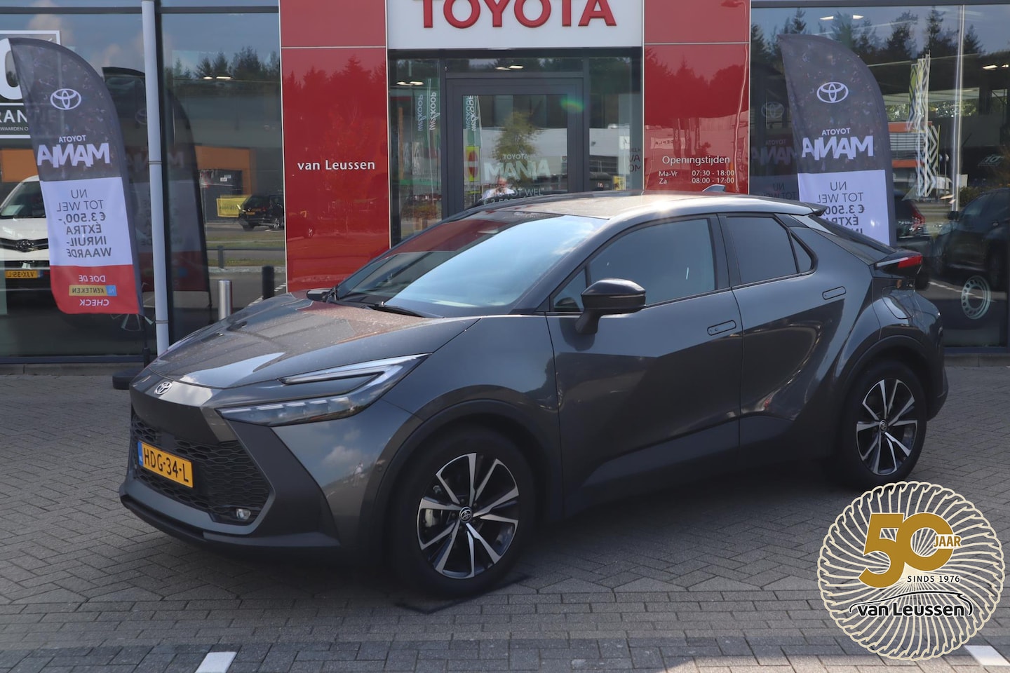 Toyota C-HR - 1.8 HYBRID 140 FIRST-EDITION APPLE/ANDROID P-SENSOREN EL-ACHTERKLEP LED 360° CAMERA BLIND- - AutoWereld.nl