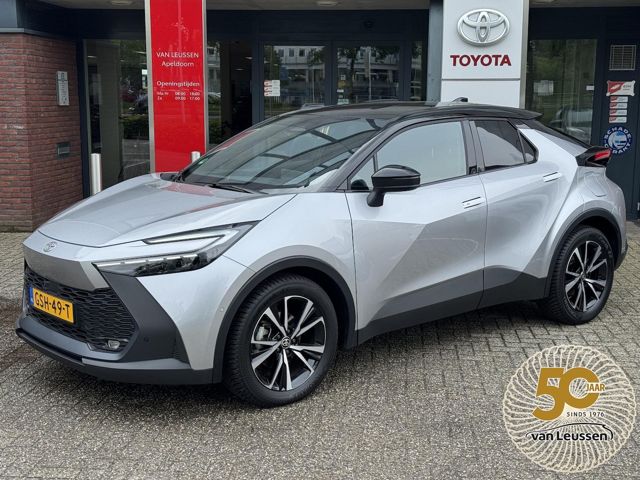 Toyota C-HR - 1.8 HYBRID 140 FIRST-EDITION BI-TONE 360° CAMERA EL-ACHTERKLEP KEYLESS PARK-SENSOREN 18'' - AutoWereld.nl