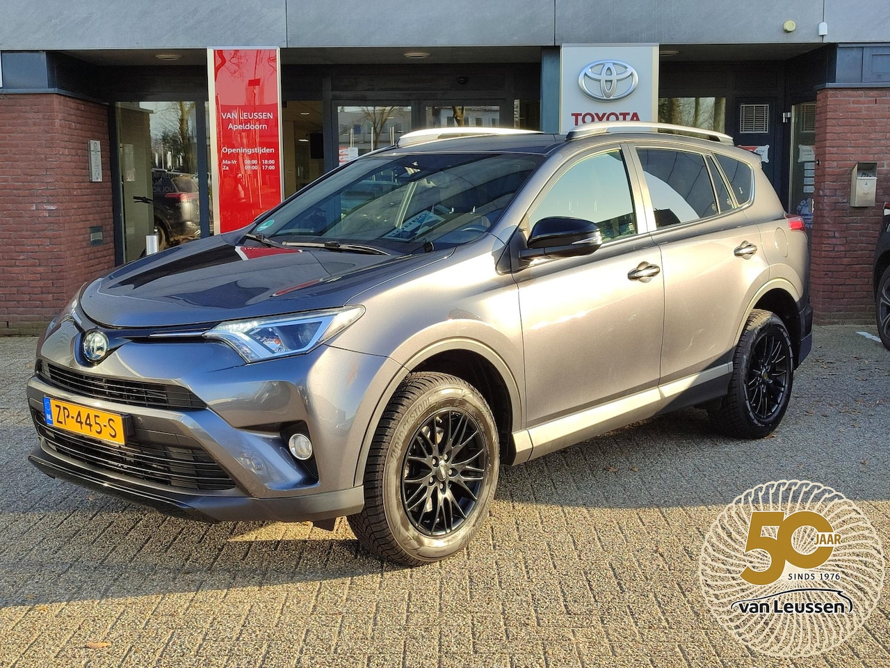 Toyota RAV4 - 2.5 HYBRID BLACK EDITION AD-CRUISE NAVI BLUETOOTH EL-ACHTERKLEP PARK-SENSOREN CAMERA KEYLE - AutoWereld.nl