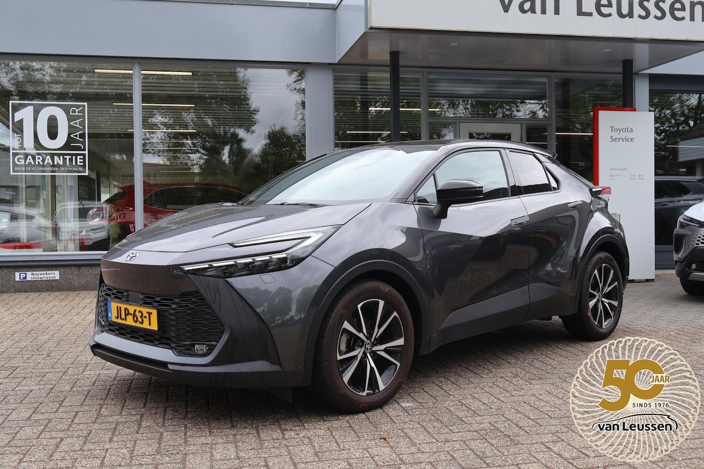 Toyota C-HR - 1.8 HYBRID 140 FIRST-EDITION BI-TONE STOEL/WISSER&STUURVERW. LED KOPLAMPEN DODEHOEK DETECT - AutoWereld.nl