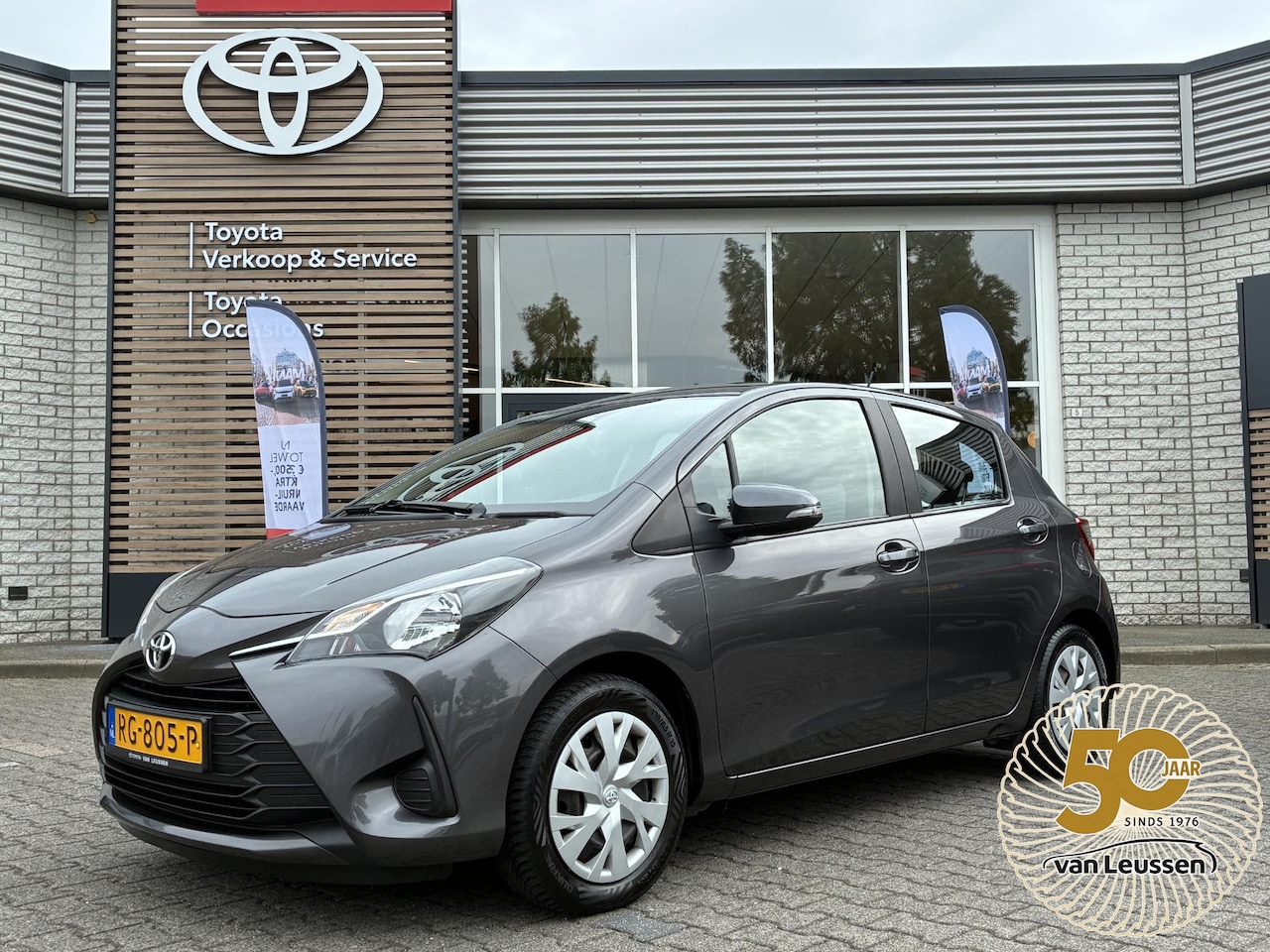 Toyota Yaris - 1.0 VVT-i NL-AUTO 1E-EIG DEALER-OND 5-DEURS AIRCO RADIO/CD TREKHAAK ALL-SEASONS - AutoWereld.nl