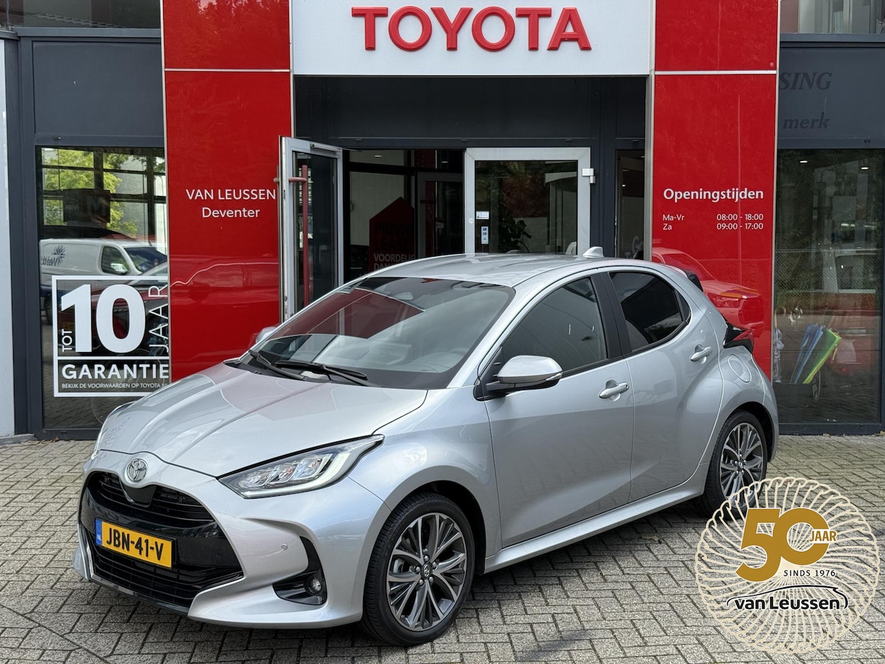 Toyota Yaris - 1.5 HYBRID 130 EXECUTIVE BLIND-SPOT KEYLESS STOEL/STUURVERW 17"LM-VELGEN PRIVACY-GLASS HAL - AutoWereld.nl