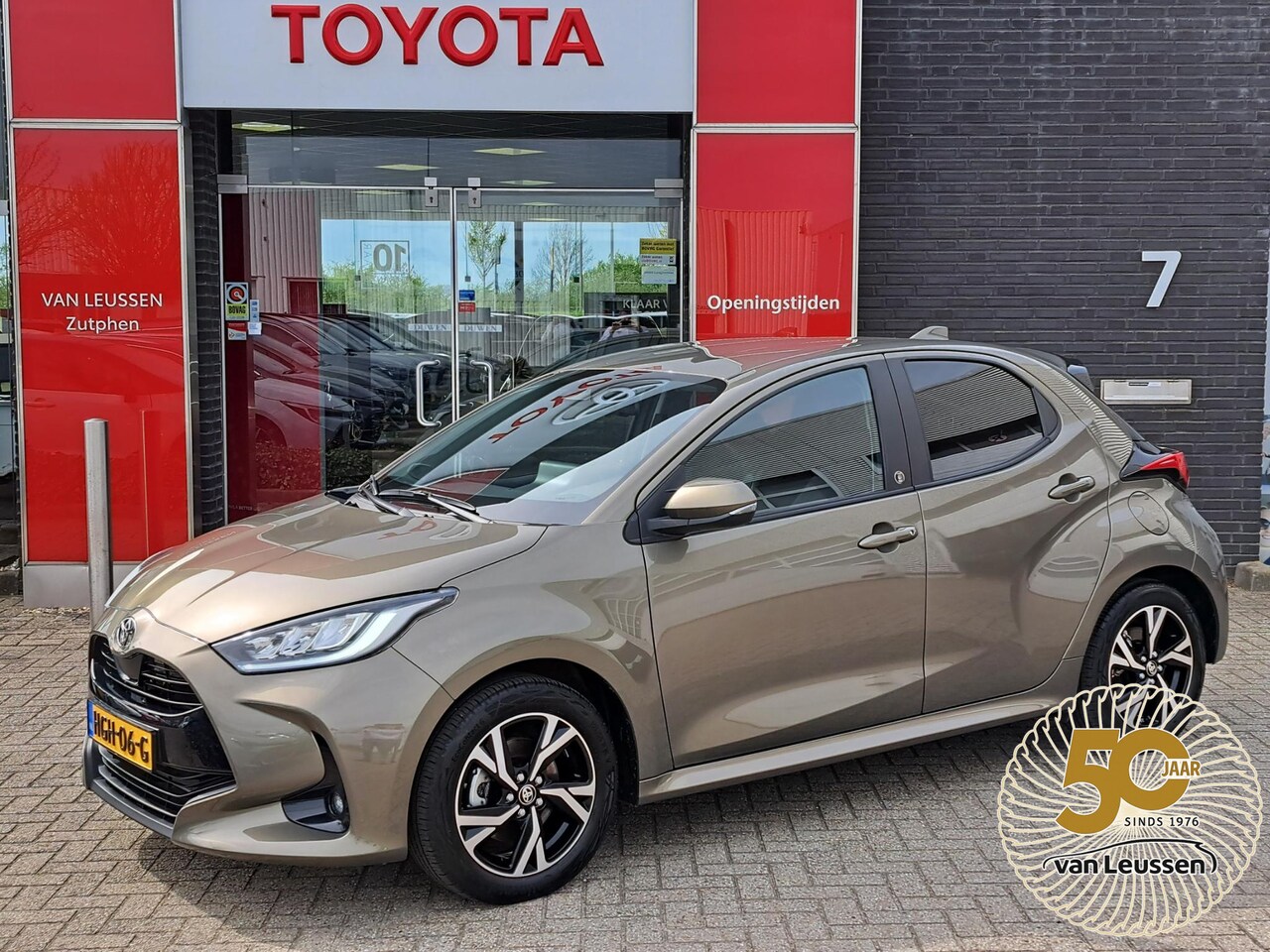 Toyota Yaris - 1.5 HYBRID DYNAMIC KEYLESS LED-PAKKET STOEL/STUURVERWARMING DRAADLOOS-LADEN-TEL - AutoWereld.nl