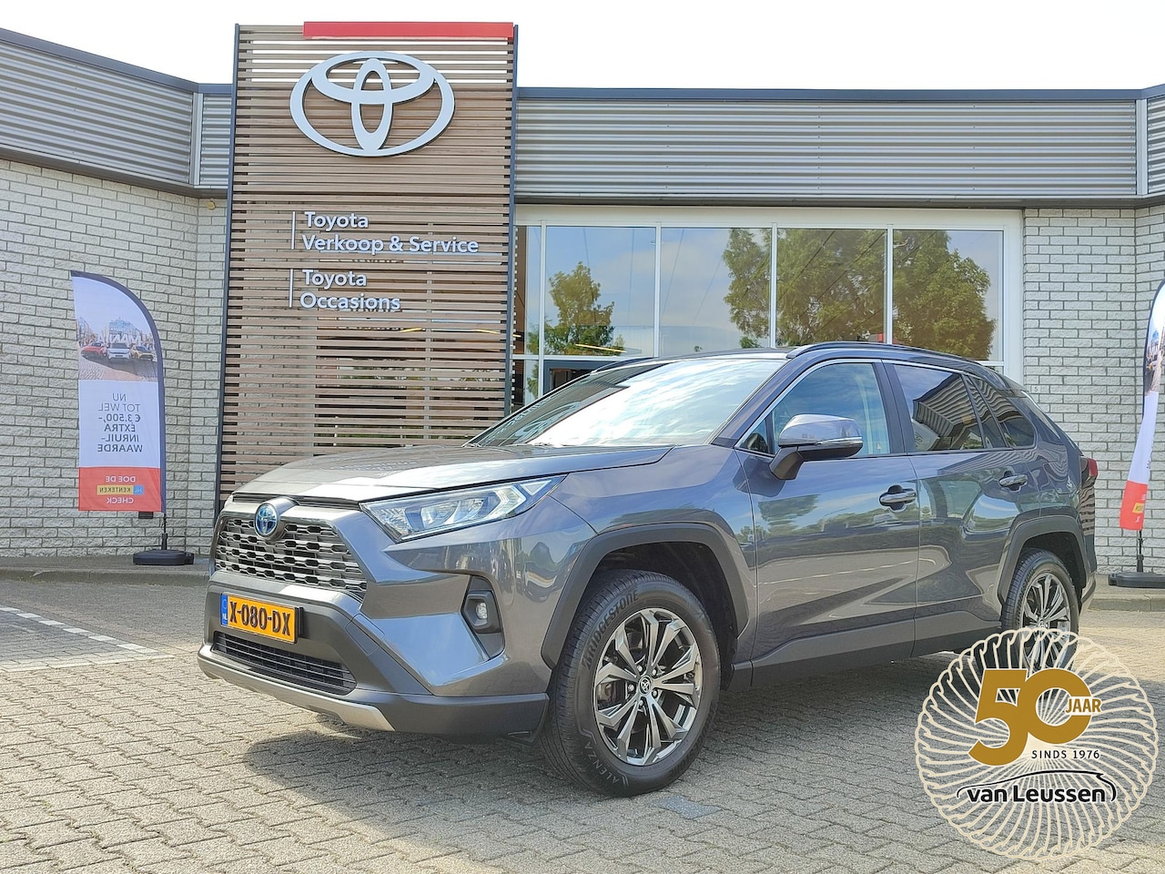 Toyota RAV4 - 2.5 Hybrid DYNAMIC NL-AUTO 1E-EIG NAVI KEYLESS APPLE/ANDROID 18'' LM-VELGEN EL-ACHTERKLEP - AutoWereld.nl