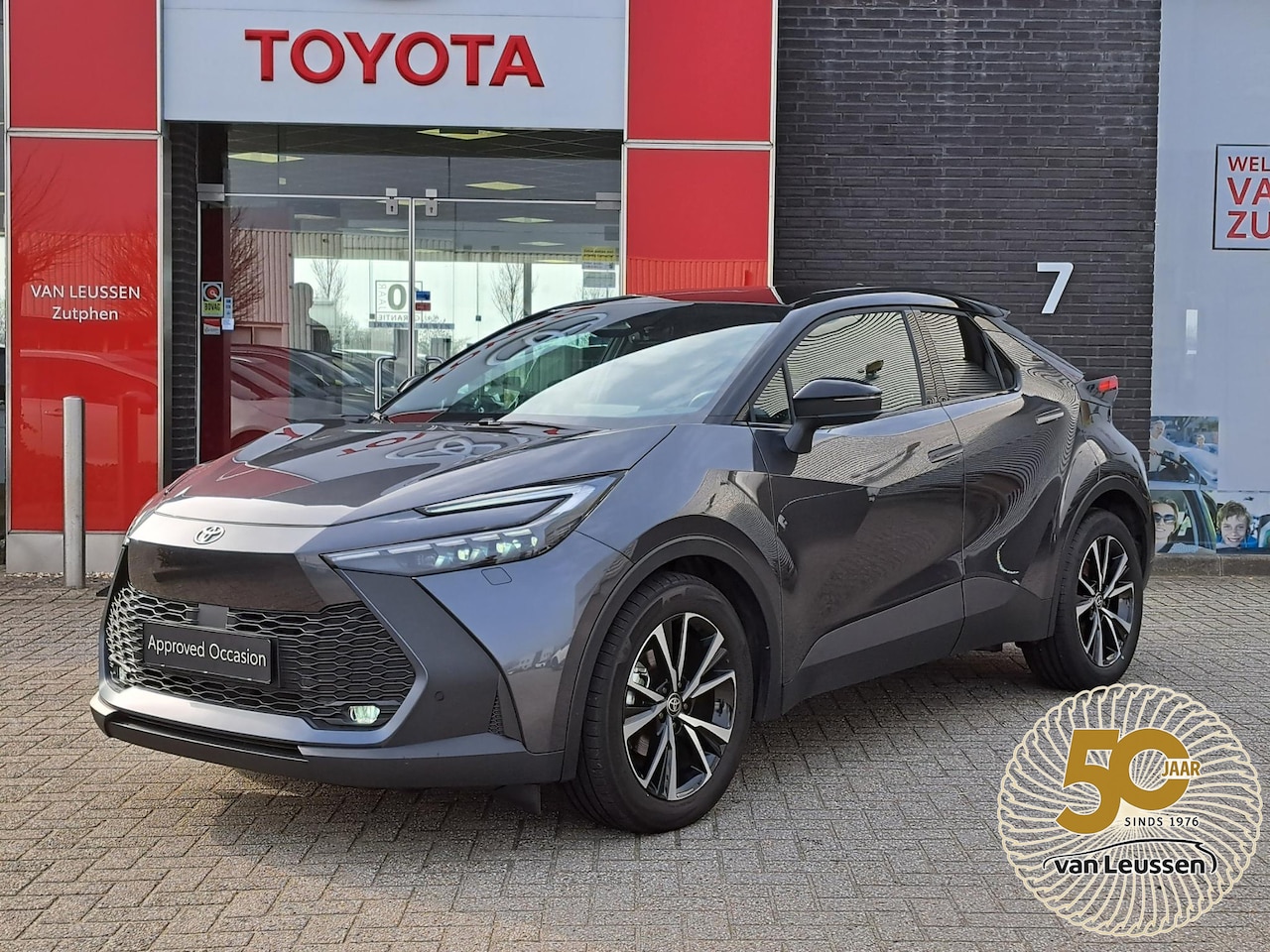 Toyota C-HR - 1.8 HYBRID 140 FIRST-EDITION STOEL/STUURVERW BLIND-SPOT PARK-SENSOREN NAVI APPLE/ANDROID E - AutoWereld.nl