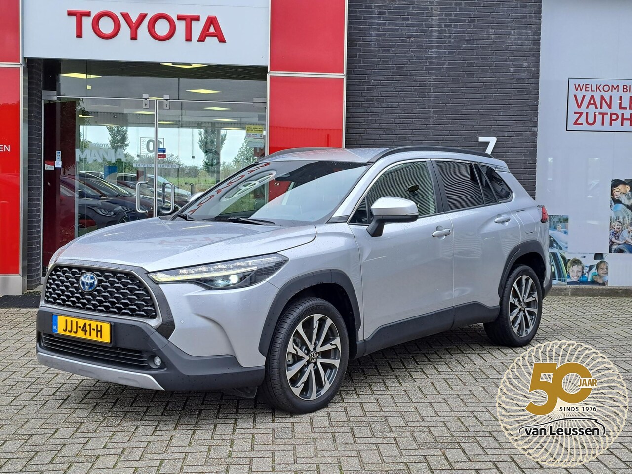 Toyota Corolla Cross - HYBRID 200 DYNAMIC STOEL/STUURVERW. EL-ACHTERKLEP PRIVACY-GLASS 18"LM-VELGEN LED APPLE/AND - AutoWereld.nl
