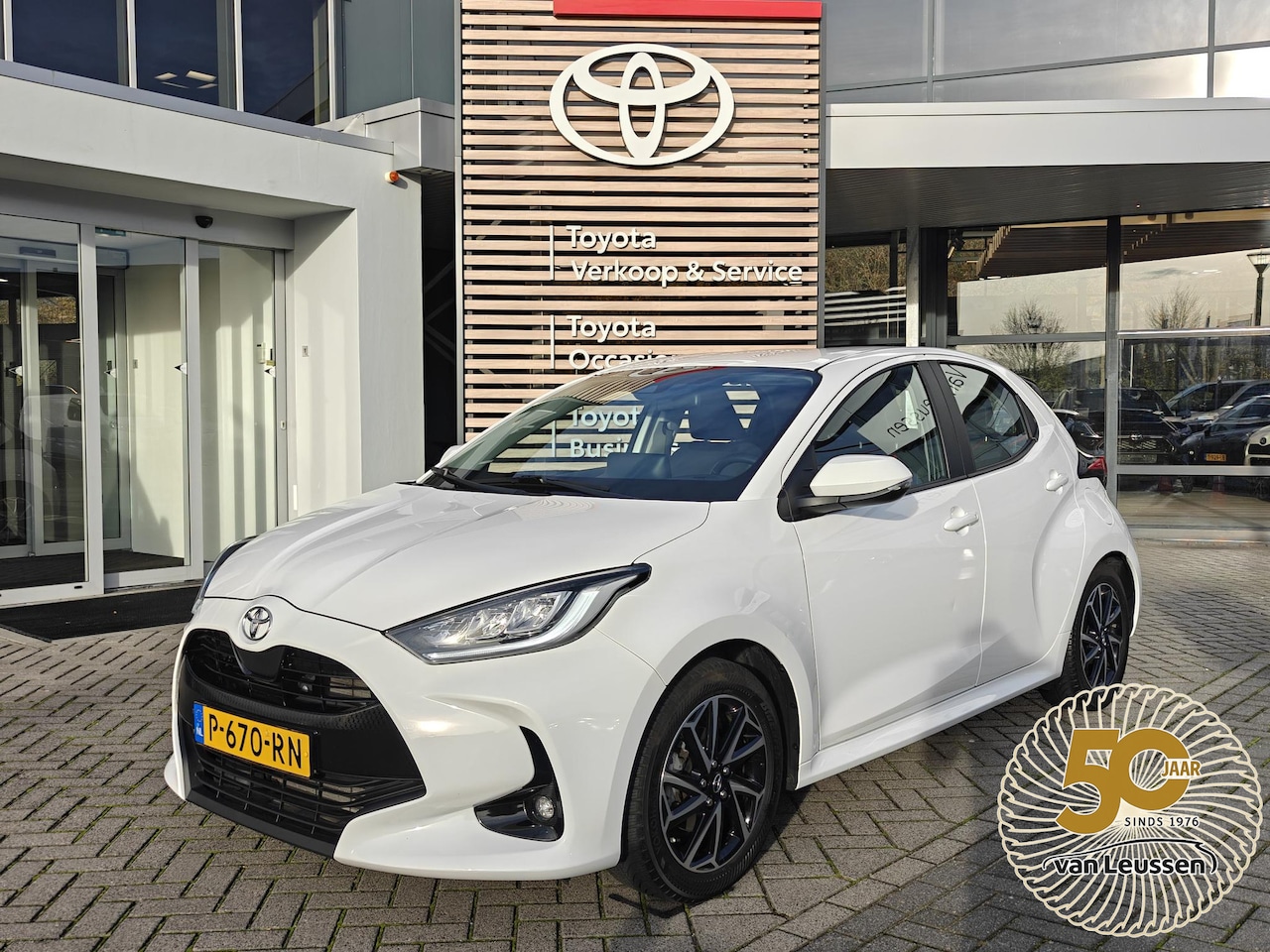 Toyota Yaris - 1.5 VVT-i Dynamic ALL-SEASON NAVI LM-VELGEN KEYLESS DAB+ BLUETOOTH APPLE/ANDROID AD-CRUISE - AutoWereld.nl