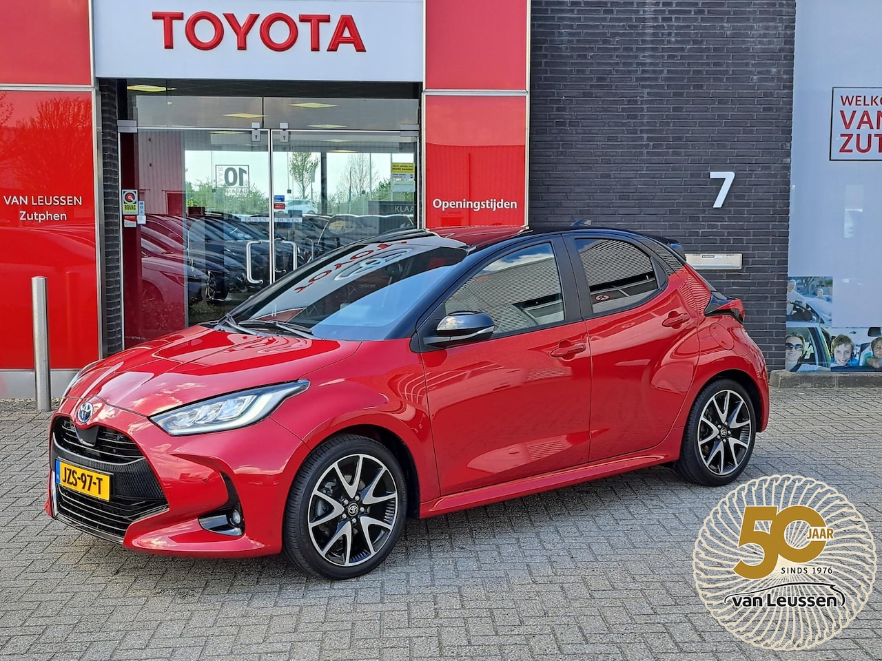 Toyota Yaris - 1.5 HYBRID EXECUTIVE HEAD-UP STOELVERWARMING BI-TONE PARK-SENSOREN HALF-LEDER 17"LM-VELGEN - AutoWereld.nl