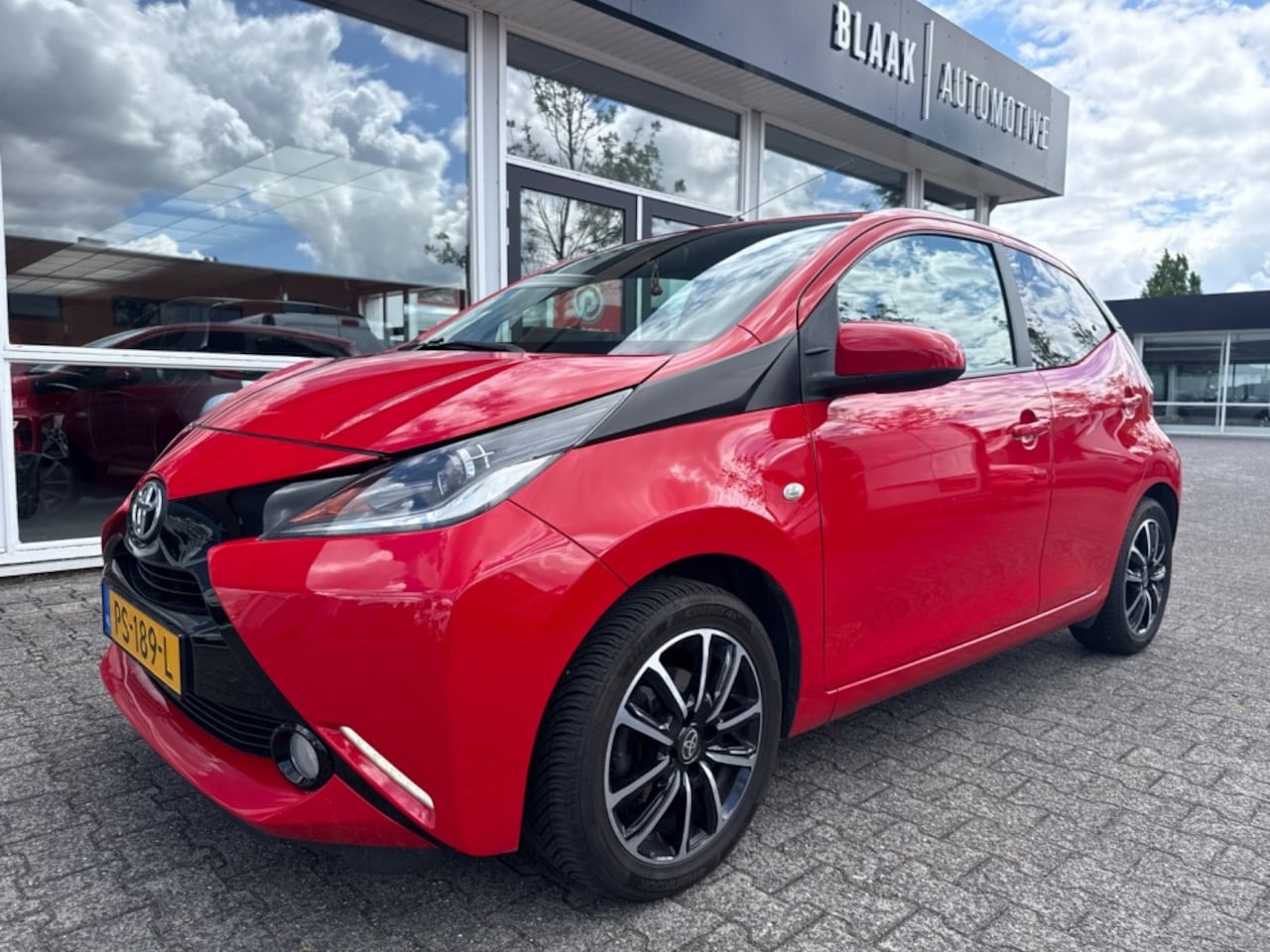 Toyota Aygo - 1.0 VVT-i x-play | camera | trekhaak - AutoWereld.nl
