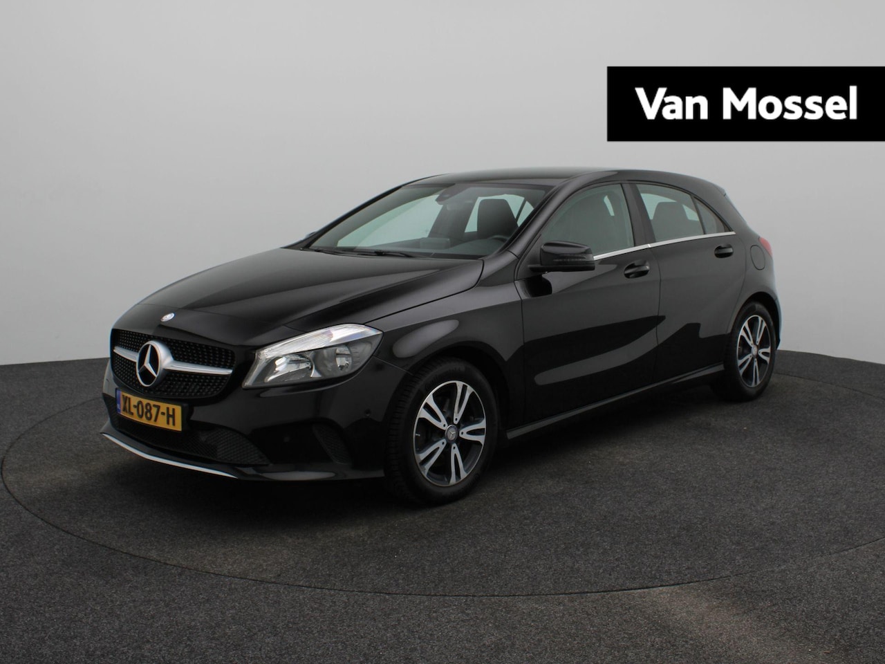 Mercedes-Benz A-klasse - 180 Ambition | Navigatie | Keyless | Lichtmetalen Velgen | Multifunctioneel Stuurwiel | - AutoWereld.nl