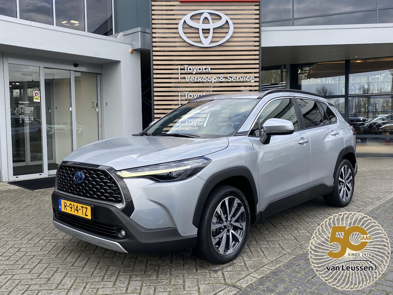 Toyota Corolla Cross - 2.0 HYBRID 184PK FIRST-EDITION BLIND-SPOT EL-ACHTERKLEP LM-VELGEN KEYLESS PARK-SENSOREN ST - AutoWereld.nl