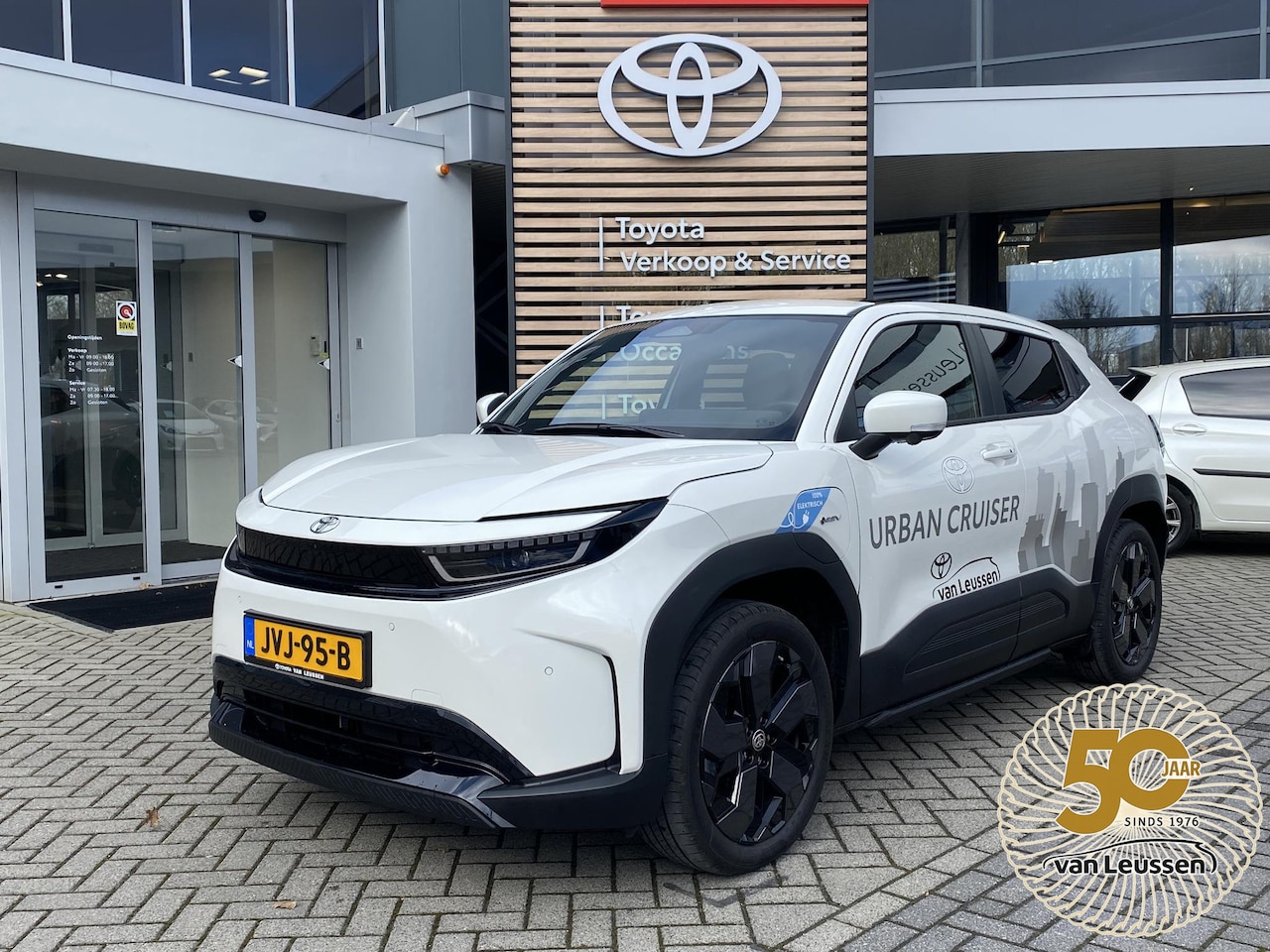 Toyota Urban Cruiser - EXECUTIVE 61KWH PANODAK JBL-AUDIO 360°CAMERA 19"LM-VELGEN LED-PRISMA STOEL/STUURVERWARMING - AutoWereld.nl
