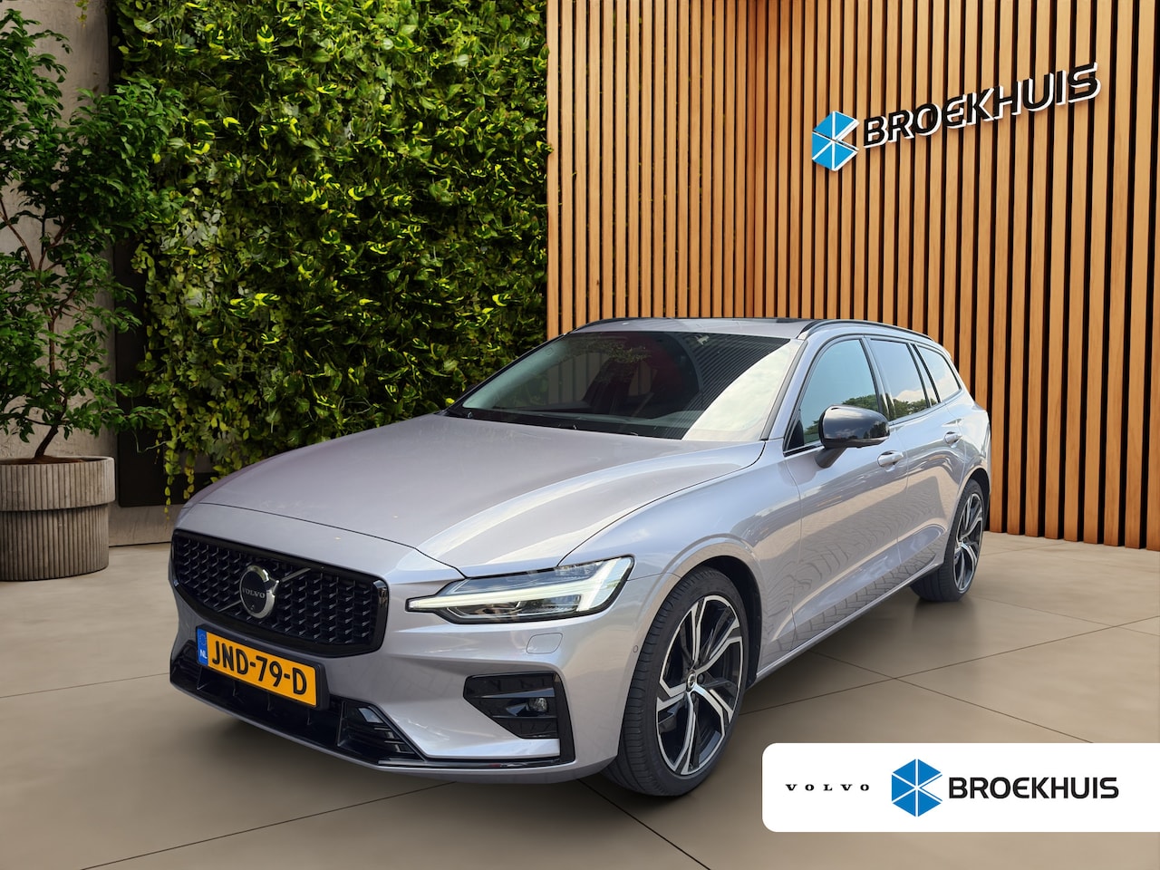 Volvo V60 - 2.0 B4 Plus Dark Aurora Silver Trekhaak | Pano| 360cam | 19'' lichtmetaal| Leder | Harman& - AutoWereld.nl