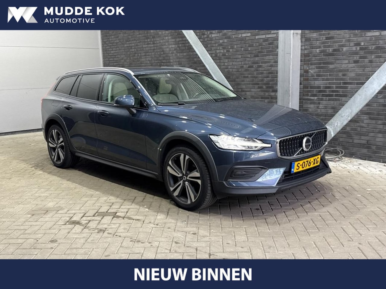 Volvo V60 Cross Country - 2.0 B5 AWD Pro | ACC | Panoramadak | Harman/Kardon | Keyless | Memory | Trekhaak | Camera - AutoWereld.nl