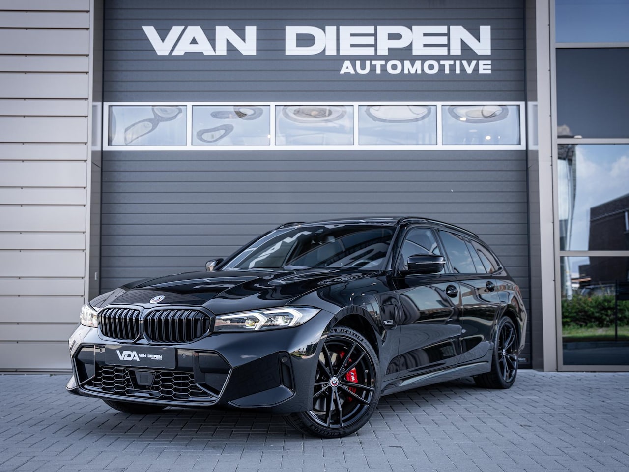 BMW 3-serie Touring - 330e xDrive M-Sport l LCI l HUD l Carbon l Pano l Trekhaak l Memory - AutoWereld.nl