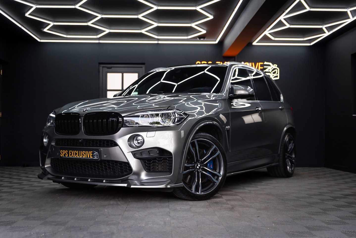 BMW X5 - M / Pano / Softcl / B&O / Stoelverk / Stuurverw / Memory / Luchtv / Cut-out / Full option - AutoWereld.nl