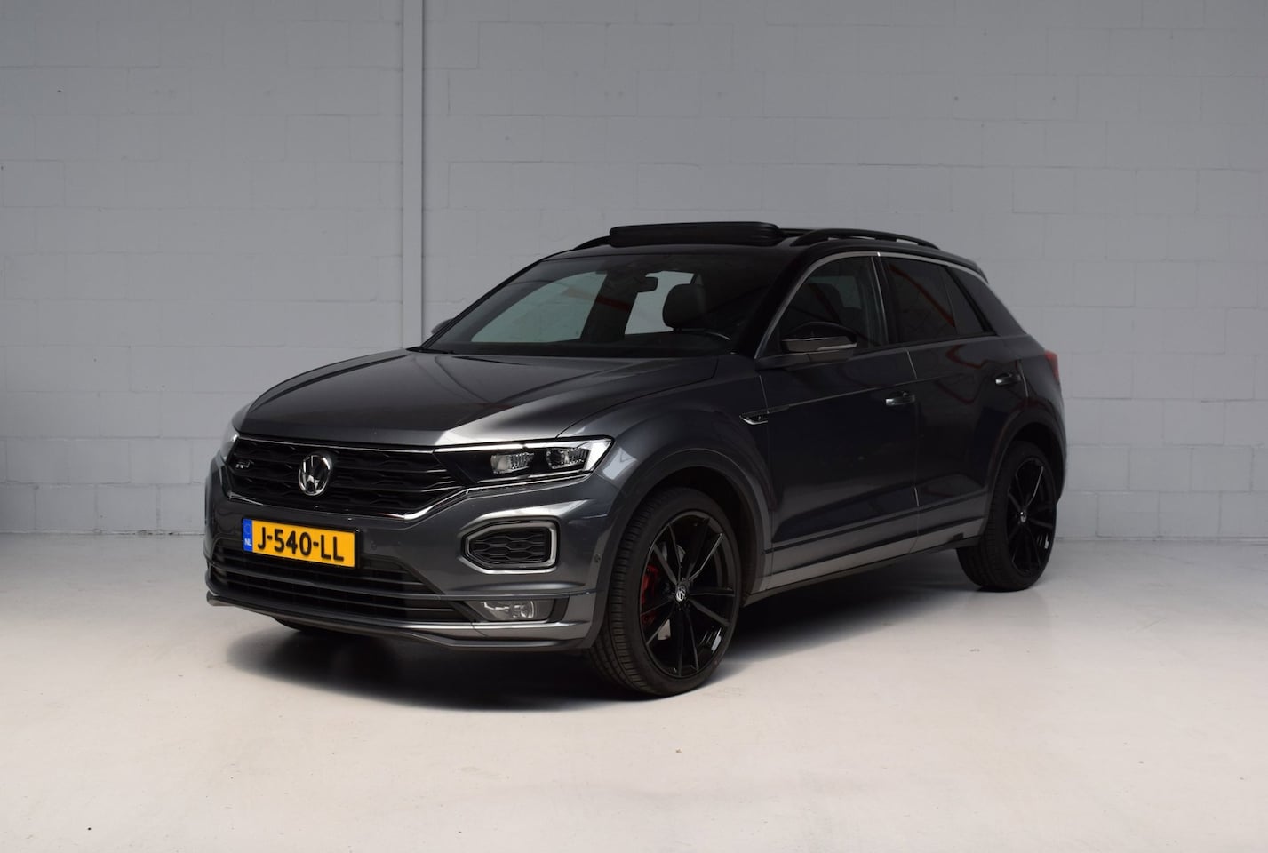 Volkswagen T-Roc - 1.5 TSI R-Line PANORAMADAK / VIRTUAL / CARPLAY / CAMERA / SFEERVERLICHTING / 19INCH / AFN. - AutoWereld.nl
