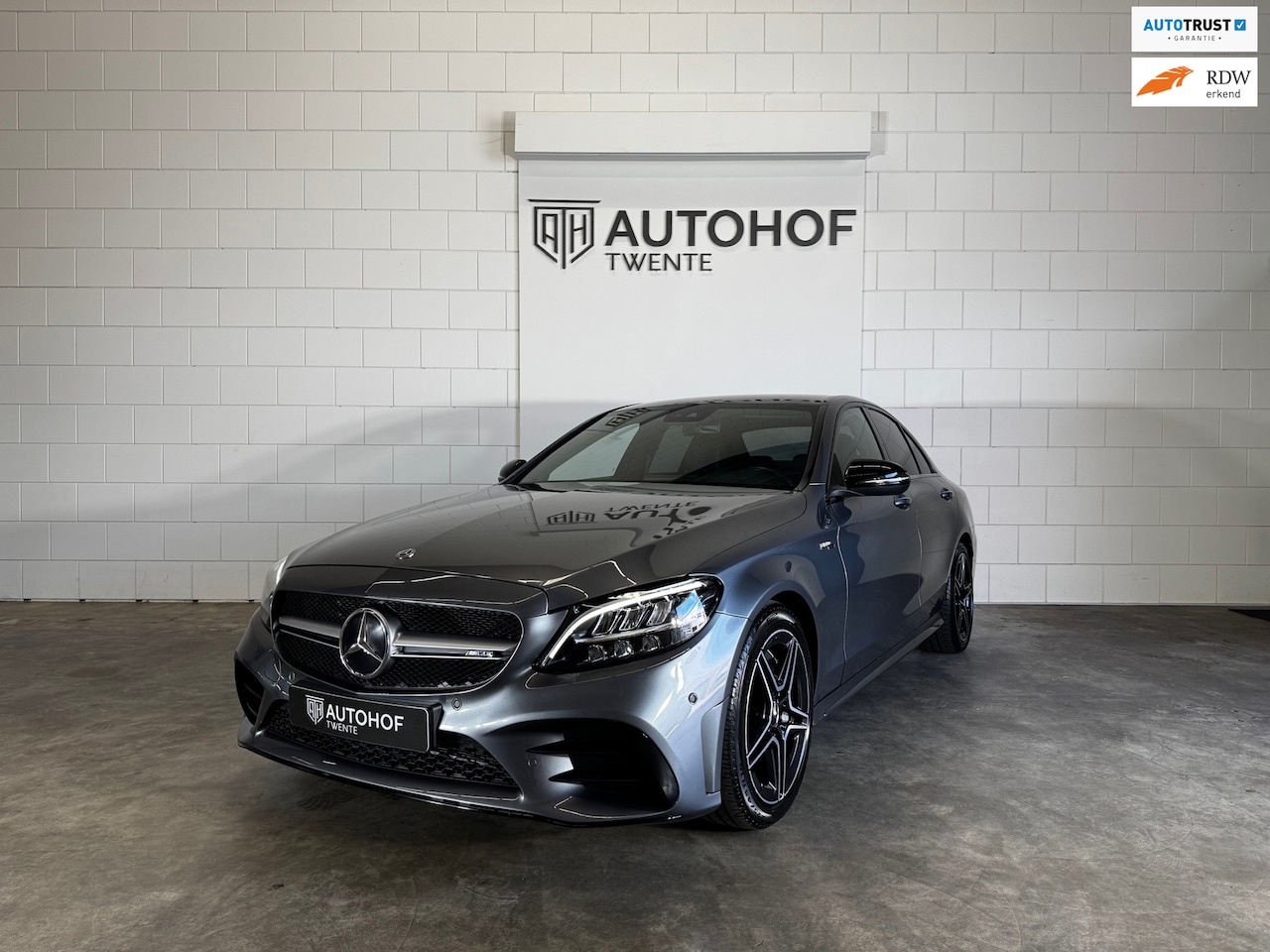 Mercedes-Benz C-klasse - 300 AMG Performance Night Pack 256 PK FULL OPT. |BUR|IWC|CARPLAY|LED|AMB. L.|ELEK. ST.|NAV - AutoWereld.nl