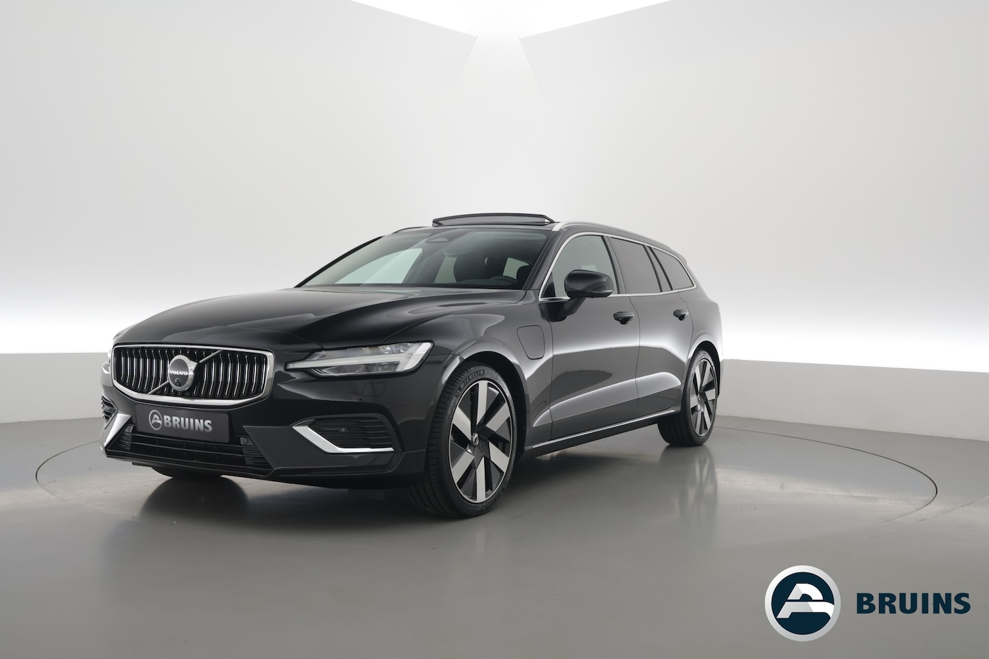 Volvo V60 - 2.0 T6 Plug-in hybrid AWD Plus Bright | Pano-dak | Head-up | Harman & Kardon | 360 camera - AutoWereld.nl