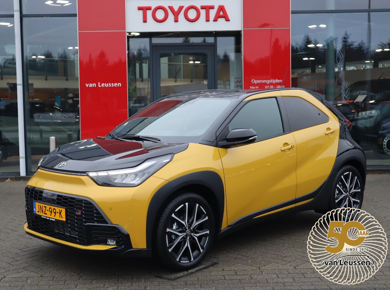 Toyota Aygo X - HYBRID 115 GR-SPORT NL-AUTO STOELVERWARMING PARK-SENSOREN JBL-AUDIO KEYLESS APPLE/ANDROID - AutoWereld.nl