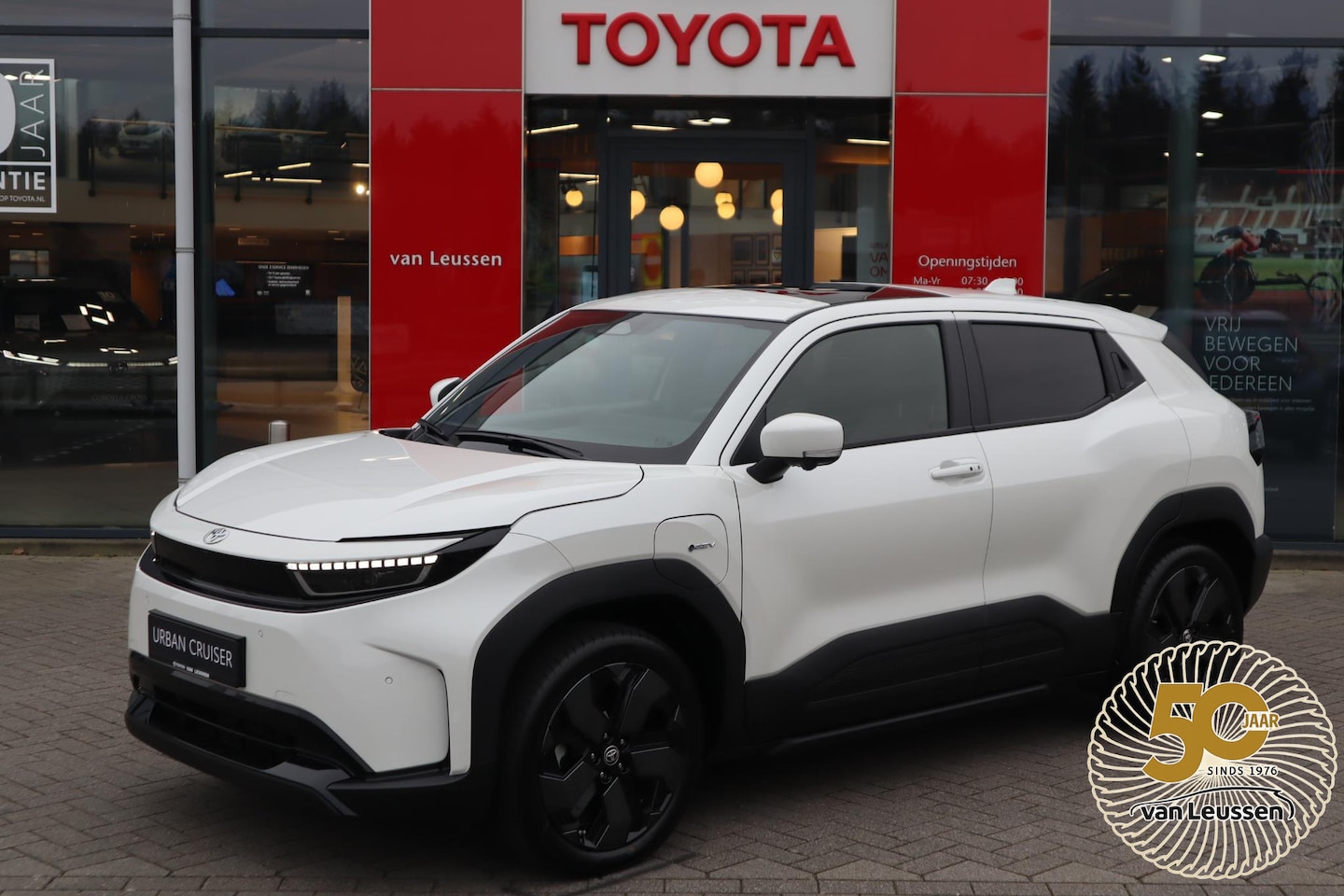 Toyota Urban Cruiser - EXECUTIVE 61KWH PANODAK JBL-AUDIO 360°CAMERA 19"LM-VELGEN LED-PRISMA STOEL/STUURVERWARMING - AutoWereld.nl
