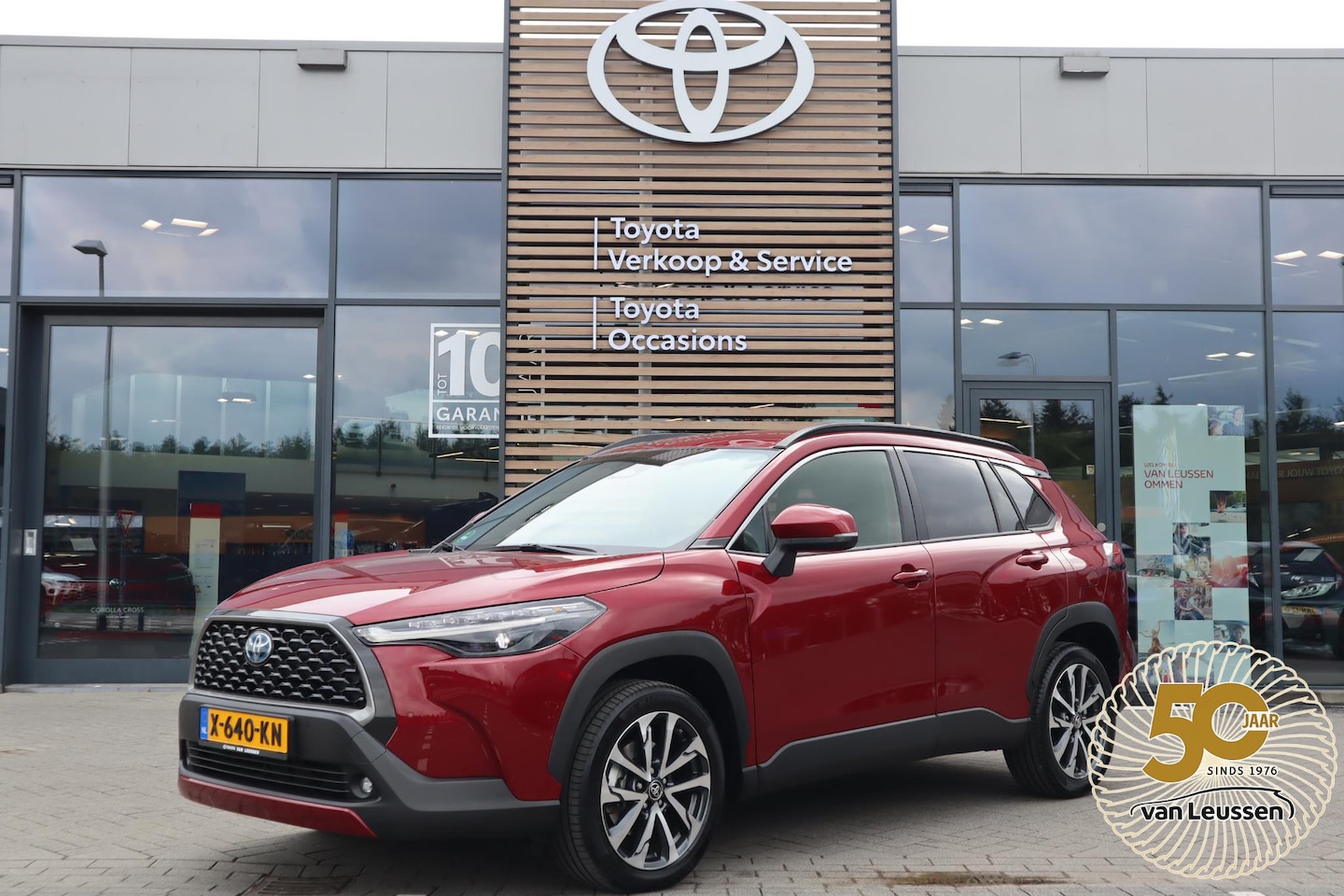 Toyota Corolla Cross - 2.0 HYBRID FIRST-EDITION EL-ACHTERKLEP STOELVERW. HALF-LEDER BLIND-SPOT PARK-SENSOREN 18"L - AutoWereld.nl