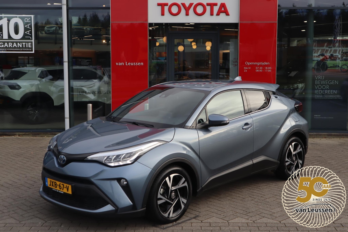 Toyota C-HR - 1.8 HYBRID STYLE APPLE/ANDROID STOELVERW. BLIND-SPOT NAVI AD-CRUISE HALF-LEDER 18"LM-VELGE - AutoWereld.nl