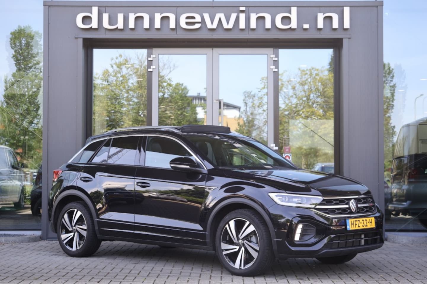 Volkswagen T-Roc - 1.5 TSI R-LINE *PANO*IQ-LIGHT*CAMERA*CARPLAY*TREKHAAK - AutoWereld.nl