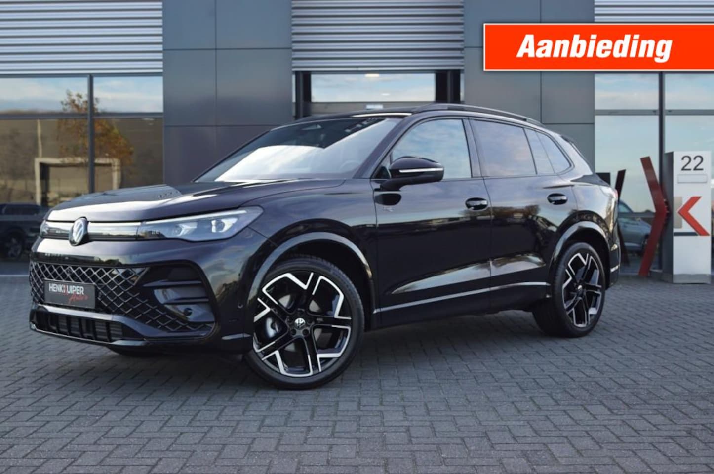 Volkswagen Tiguan - 1.5 eTSI DSG R-Line Black st 150pk /Leer/Panodak/Head-up/Trekh wegklb./Navi Pro/Matrix LED - AutoWereld.nl